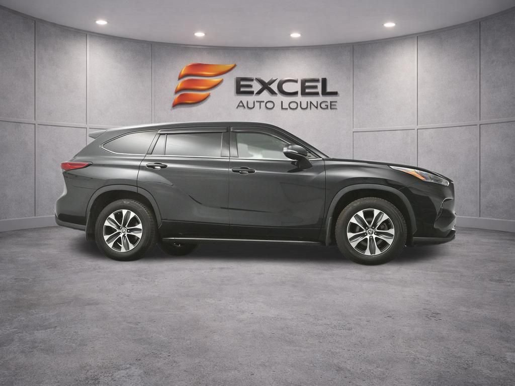 Used 2022 Toyota Highlander XLE AWD/4WD image 46