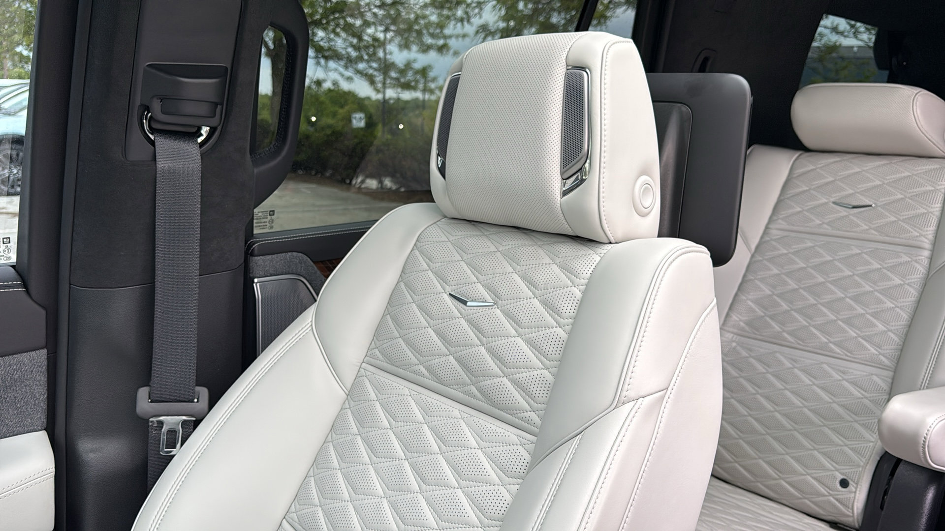 Certified 2025 Cadillac Escalade Premium Luxury Platinum AWD/4WD image 24