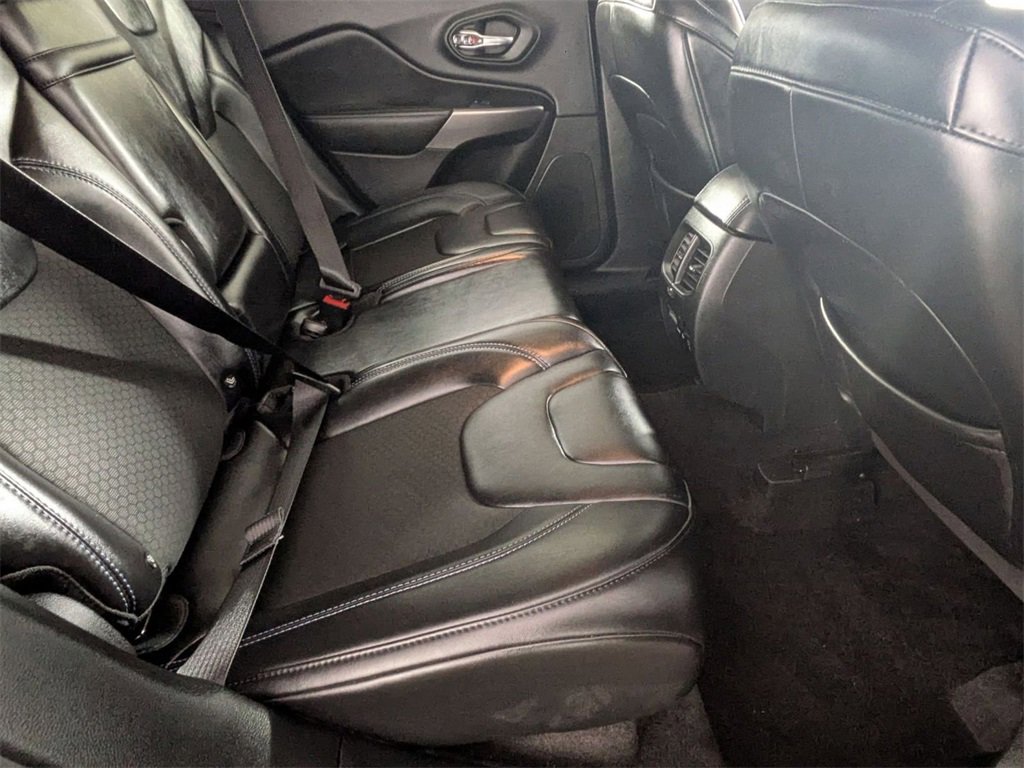 Certified 2019 Jeep Cherokee Latitude Plus w/ Comfort/Convenience Group image 28