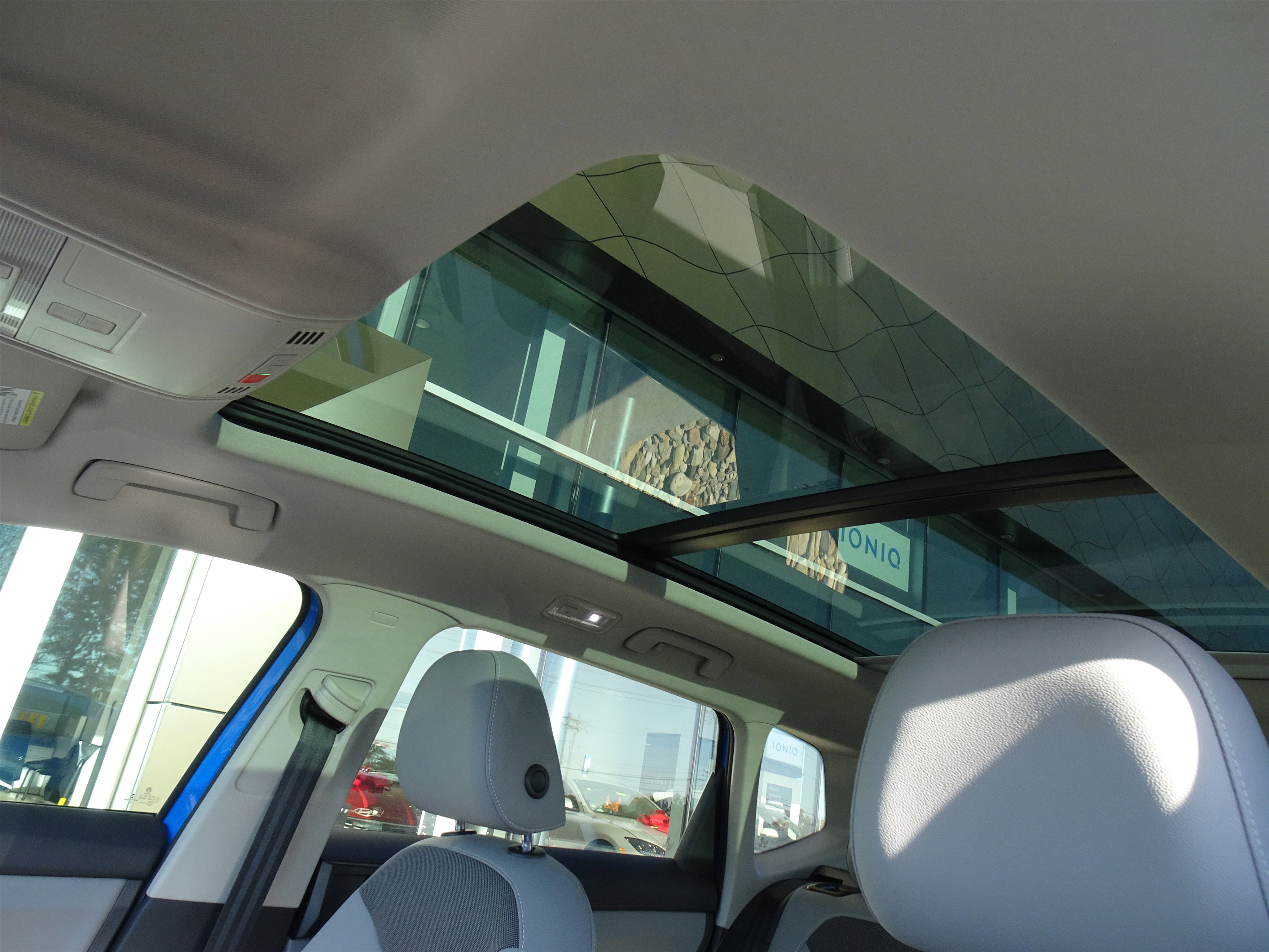 Used 2022 Volkswagen Taos SE w/ Panoramic Sunroof Package image 13