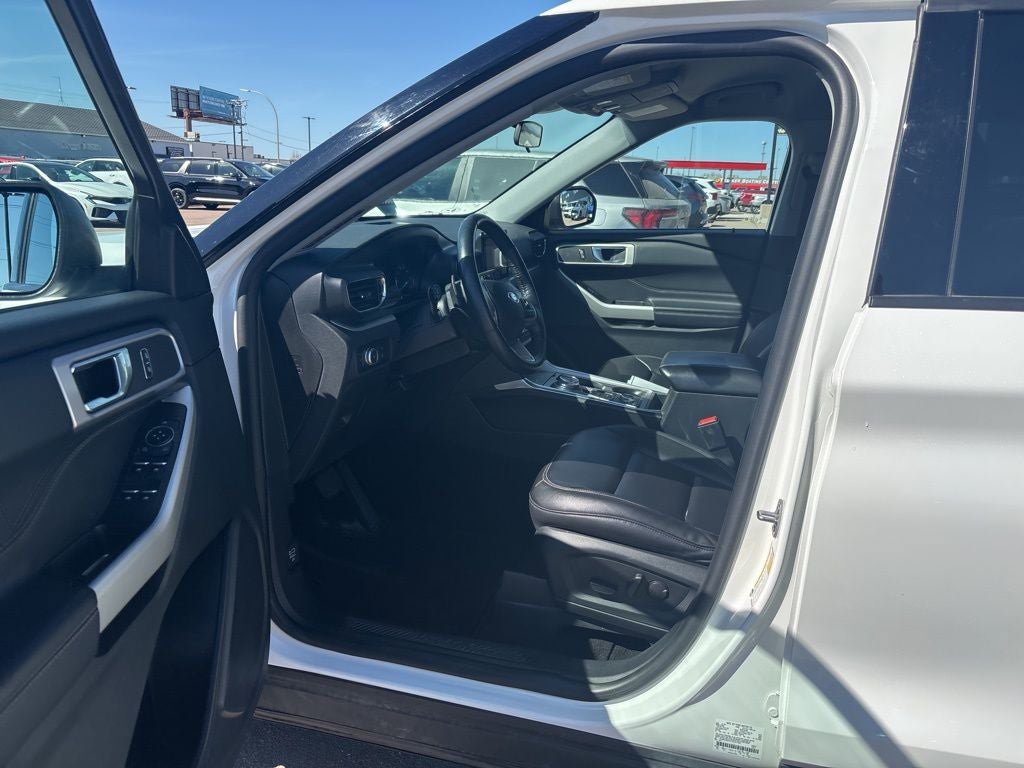 Used 2020 Ford Explorer XLT w/ Equipment Group 202A AWD/4WD image 13