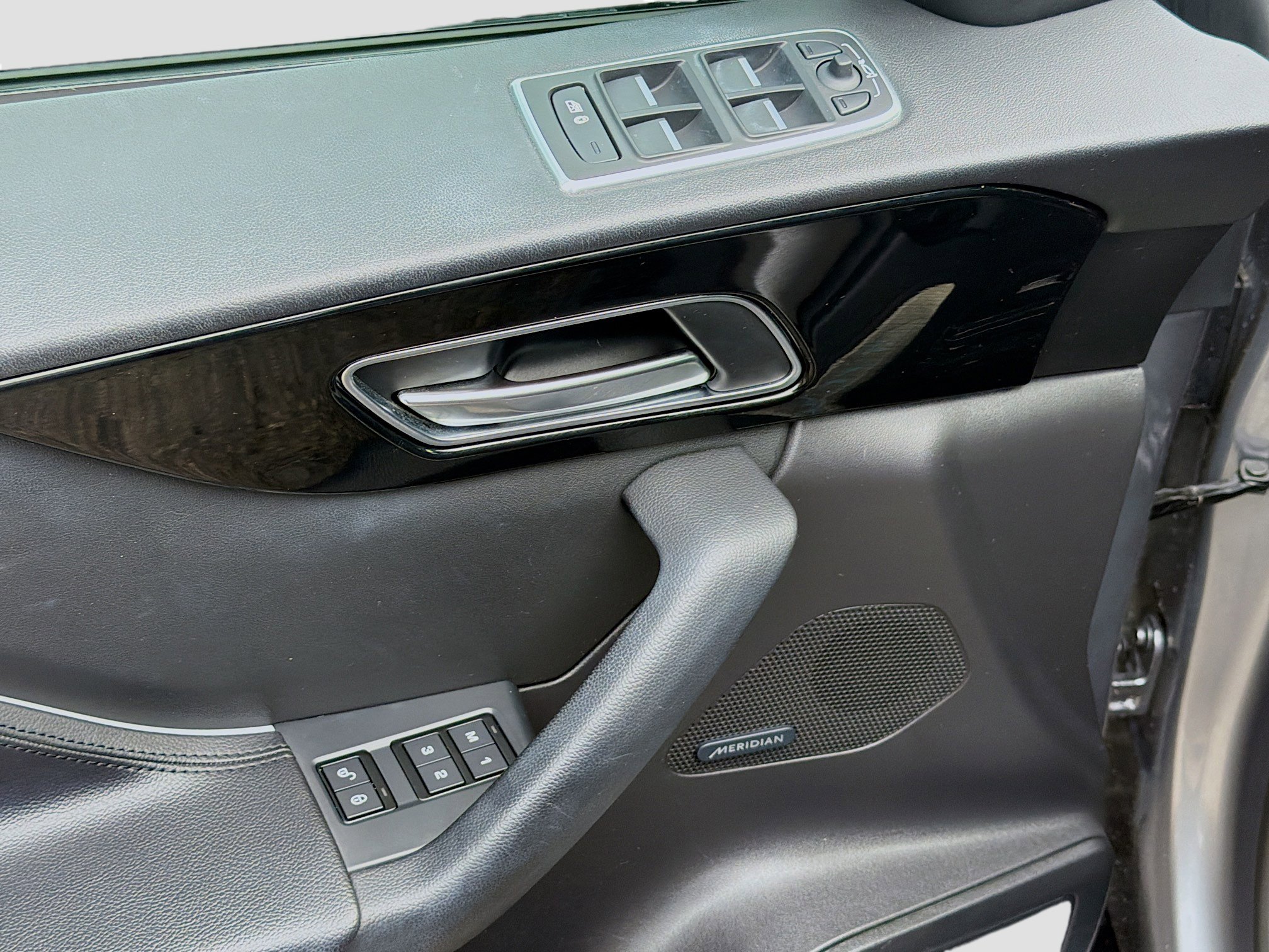 Used 2020 Jaguar F-PACE Premium image 16