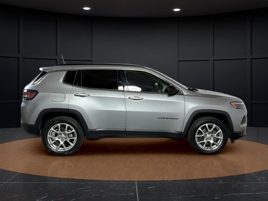 Certified 2022 Jeep Compass Latitude w/ Sun and Sound Group AWD/4WD image 6