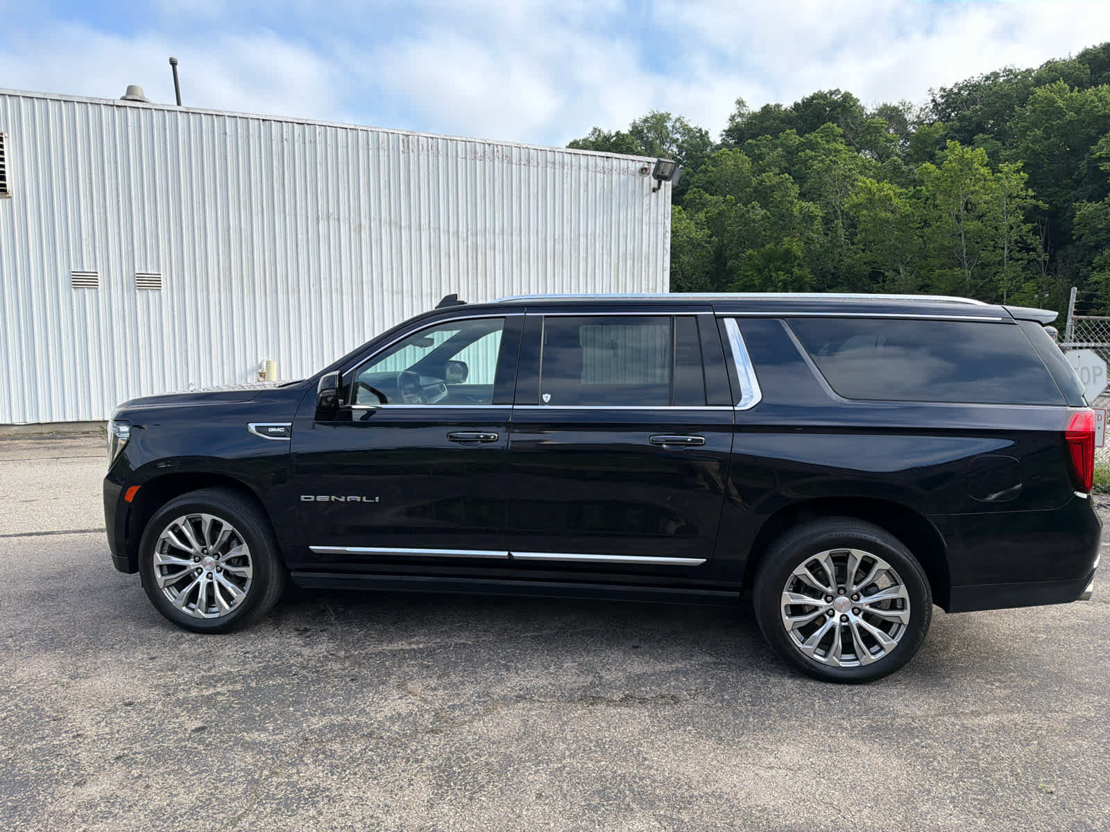 Used 2021 GMC Yukon XL Denali w/ Denali Premium Package AWD/4WD image 7