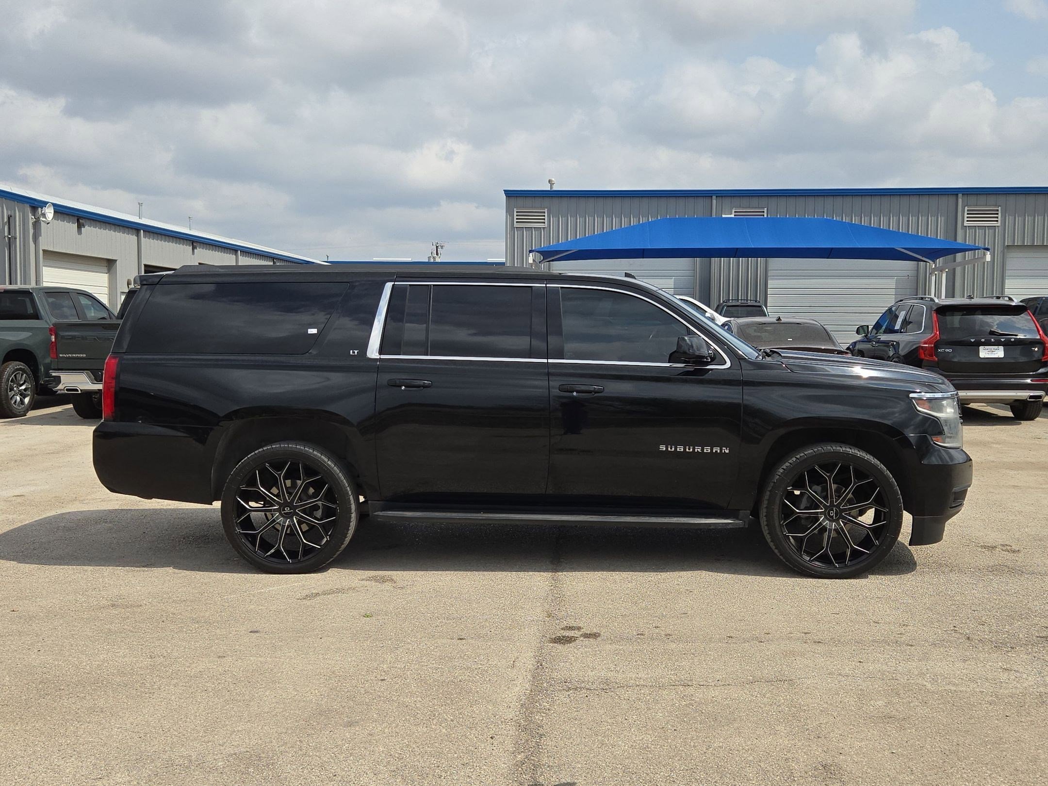 Used 2019 Chevrolet Suburban LT image 2