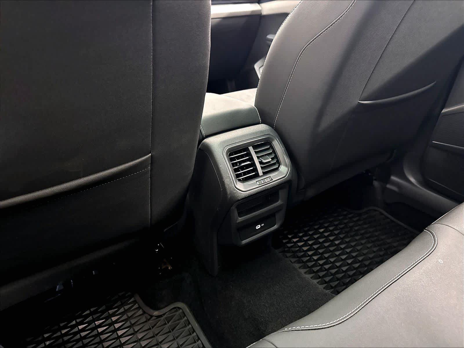 Used 2023 Volkswagen Taos SE w/ Panoramic Sunroof Package FWD image 13
