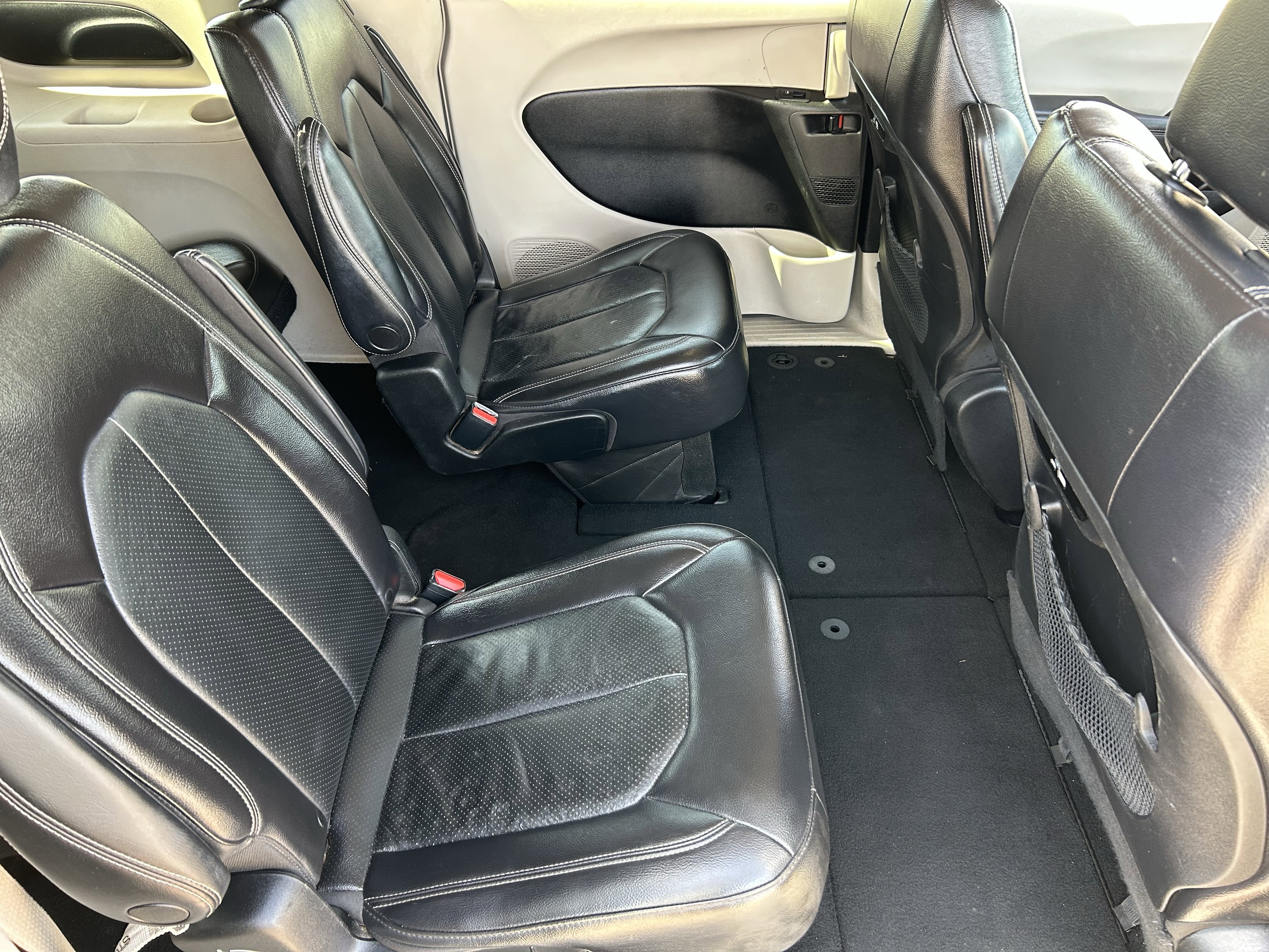 Certified 2022 Chrysler Pacifica Touring-L image 12