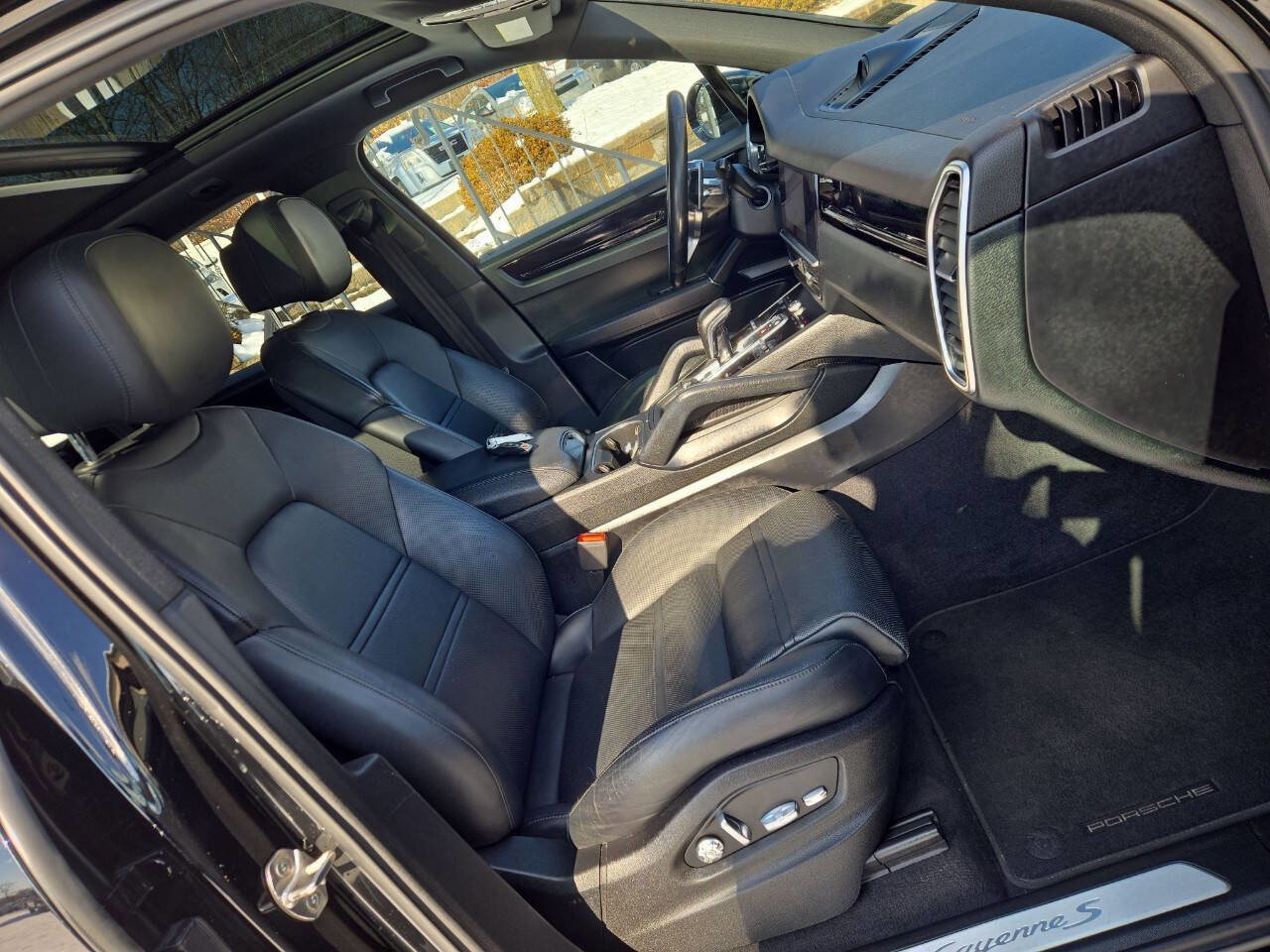 Used 2020 Porsche Cayenne S image 32