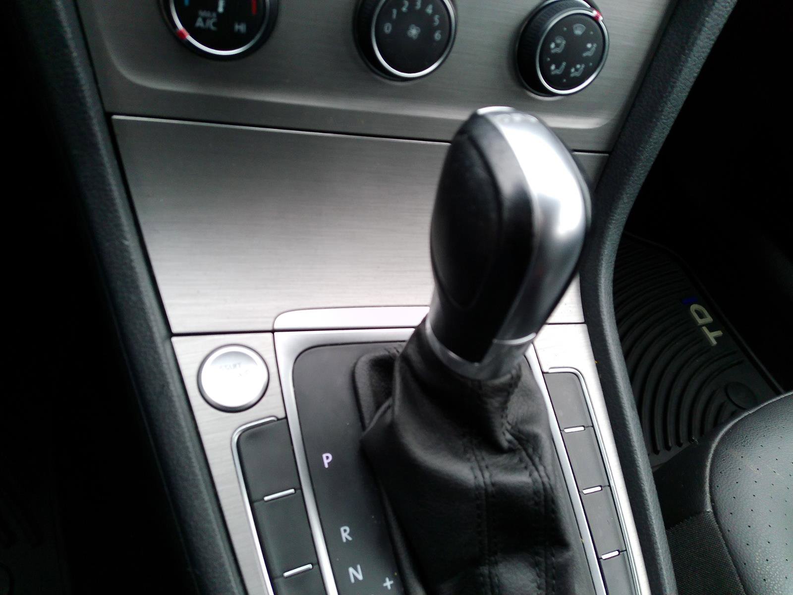 Used 2015 Volkswagen Golf TDI S FWD image 9