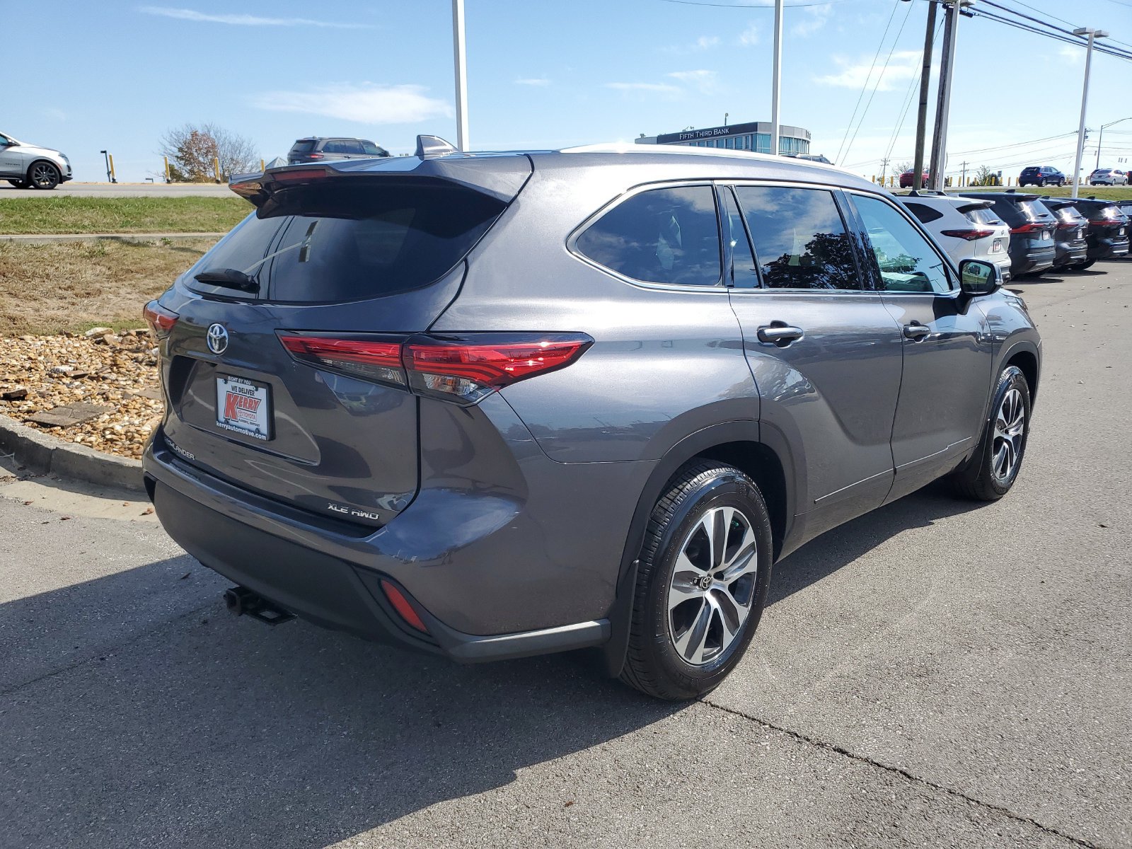 Certified 2022 Toyota Highlander XLE AWD/4WD image 4