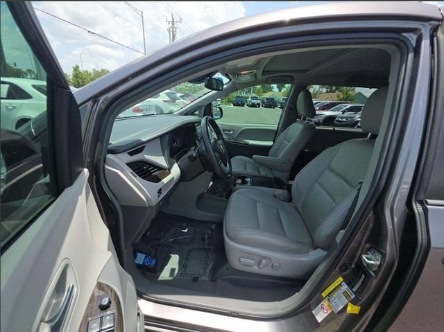 Used 2019 Toyota Sienna XLE FWD image 6