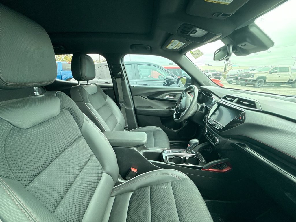 Used 2023 Chevrolet TrailBlazer RS w/ Sun and Liftgate Package FWD image 11