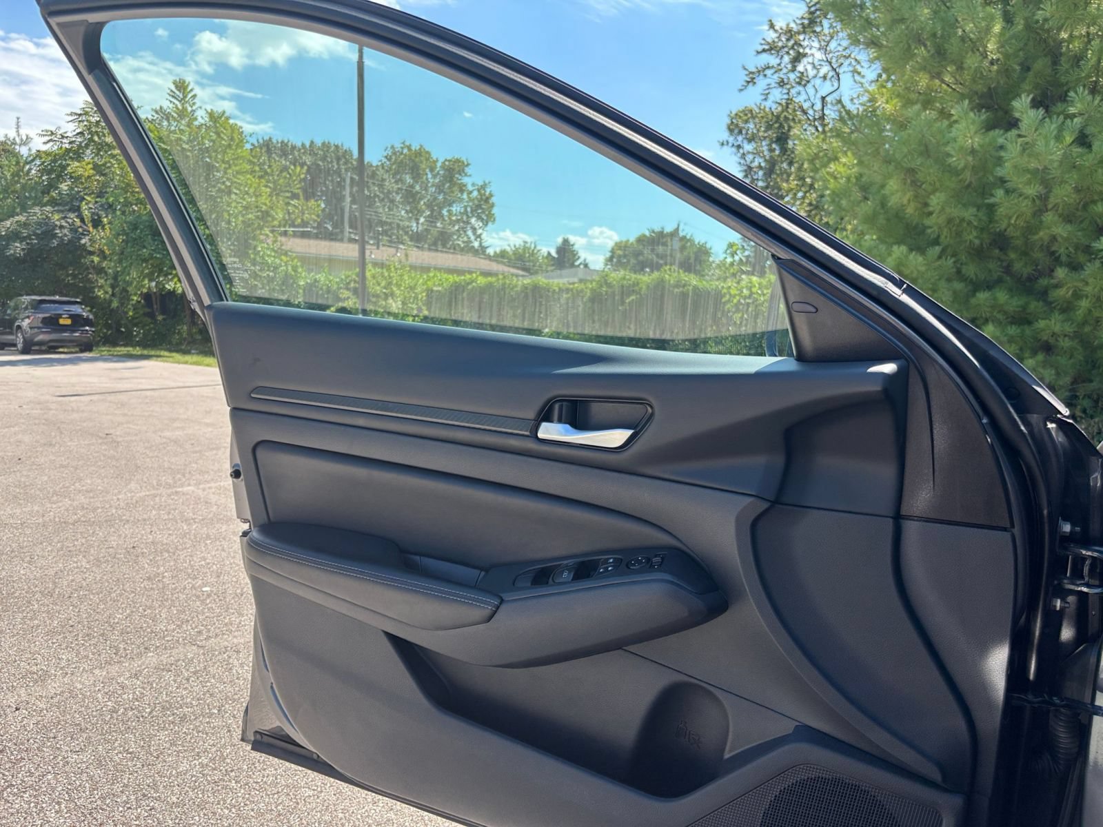 Used 2025 Nissan Altima 2.5 SV FWD image 18
