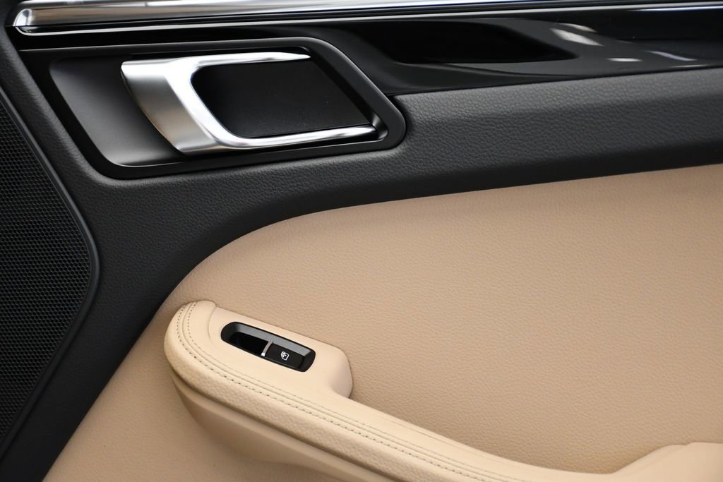 Certified 2025 Porsche Macan Turbo image 52