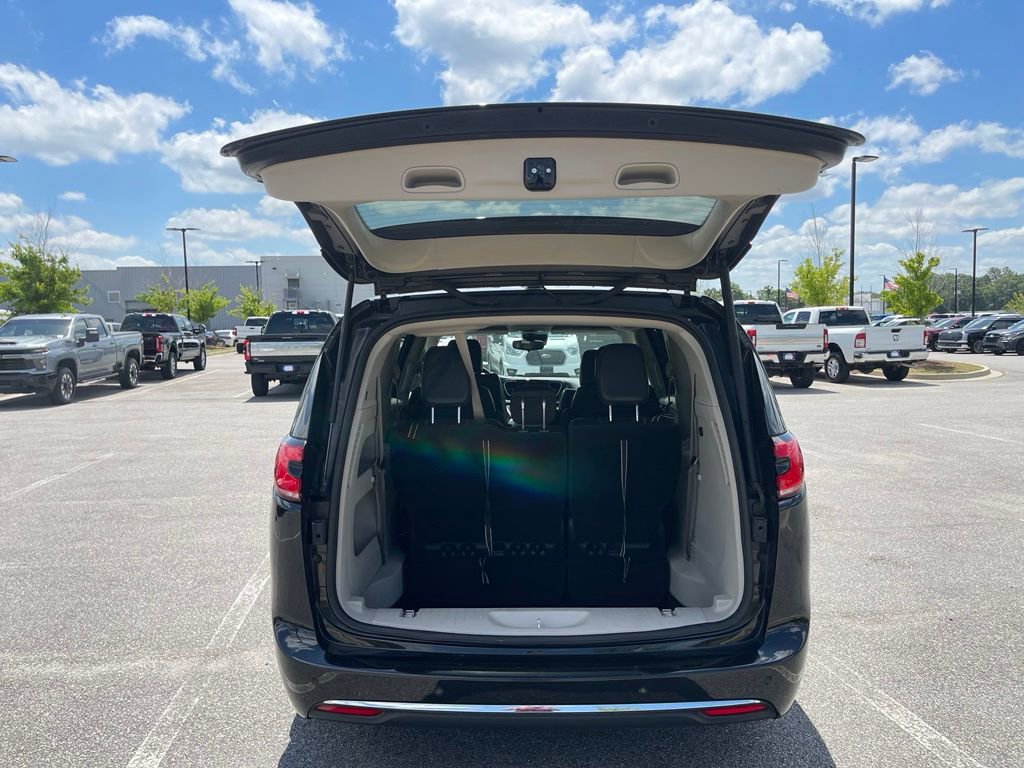 Certified 2023 Chrysler Pacifica Touring-L FWD image 45