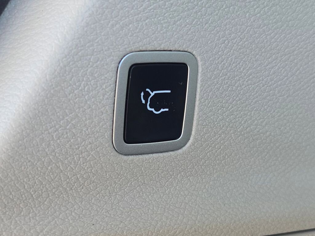 Used 2021 Chrysler Pacifica Limited w/ Uconnect Theater Family Group image 19