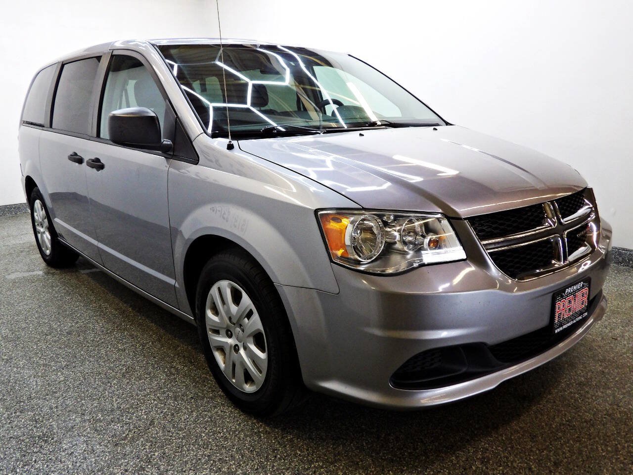 Used 2019 Dodge Grand Caravan SE w/ UConnect Hands-Free Group FWD image 3