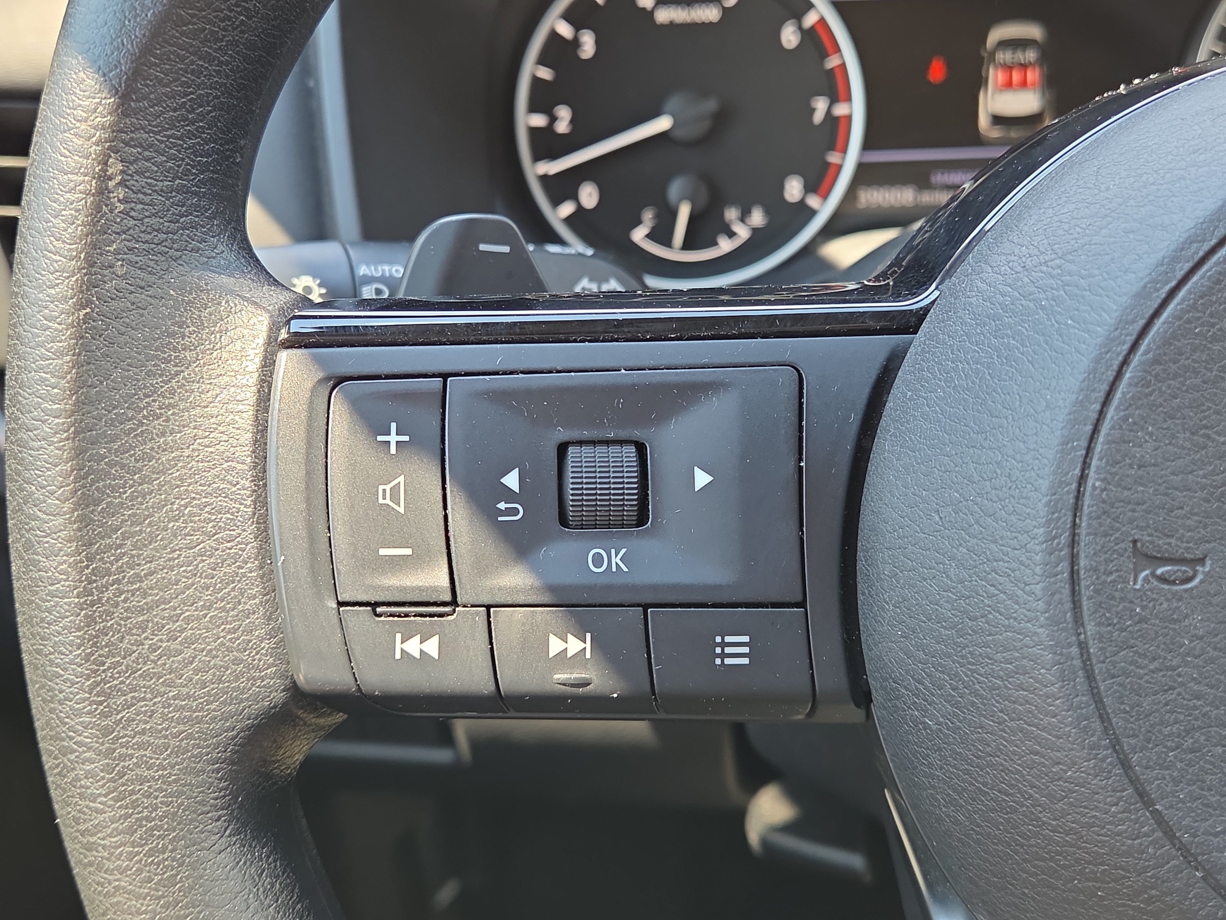 Used 2023 Nissan Rogue SV FWD image 19