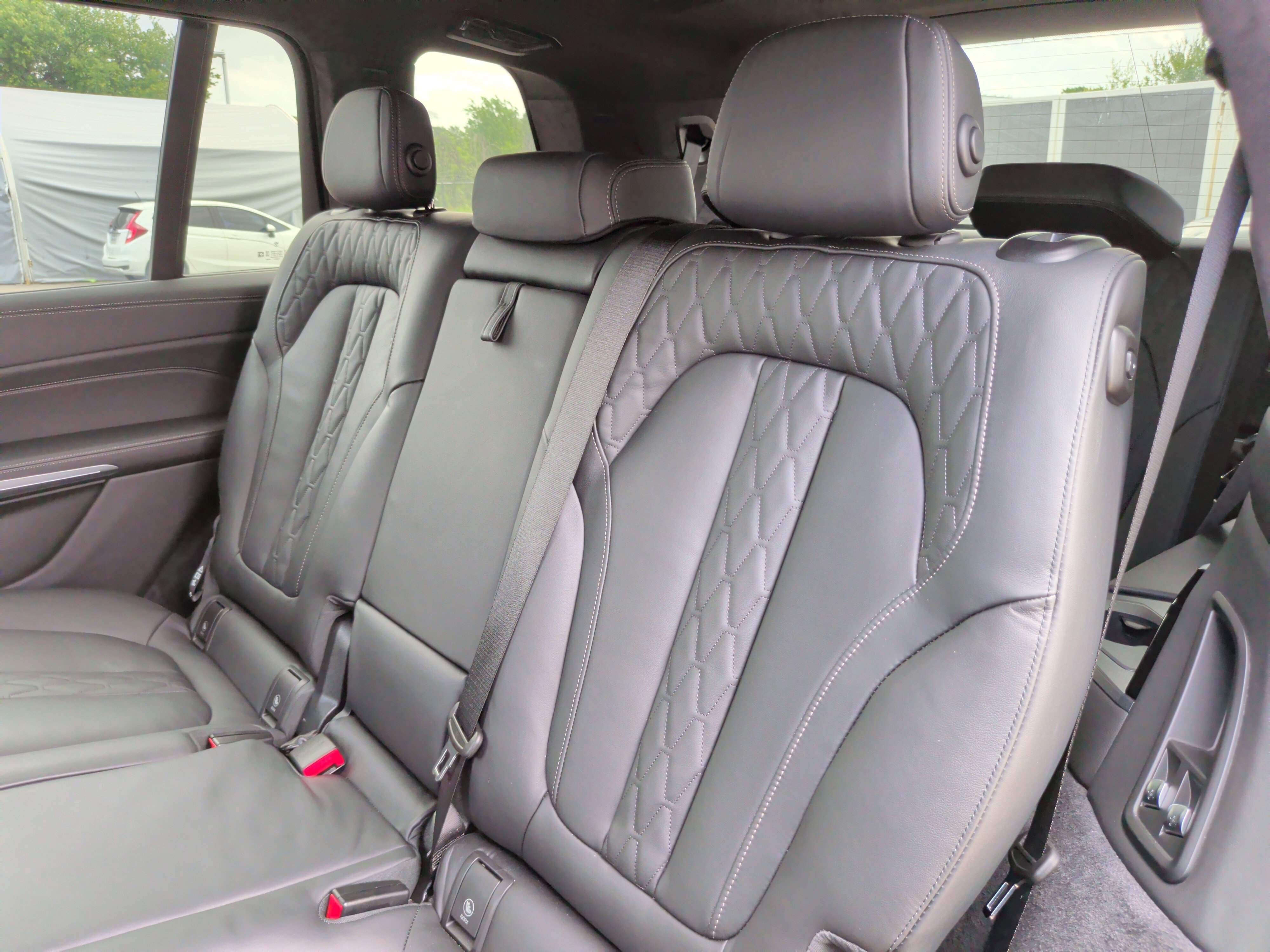 Certified 2026 BMW X7 xDrive40i w/ M Sport Package AWD/4WD image 39