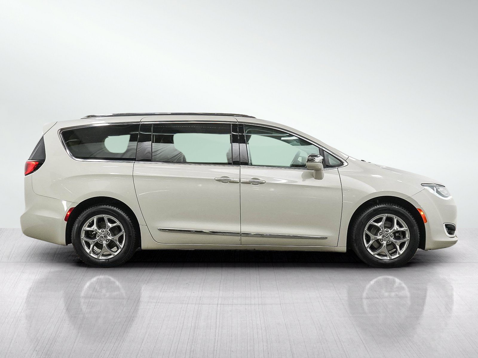 Used 2017 Chrysler Pacifica Limited w/ UConnect Theater Package FWD image 6