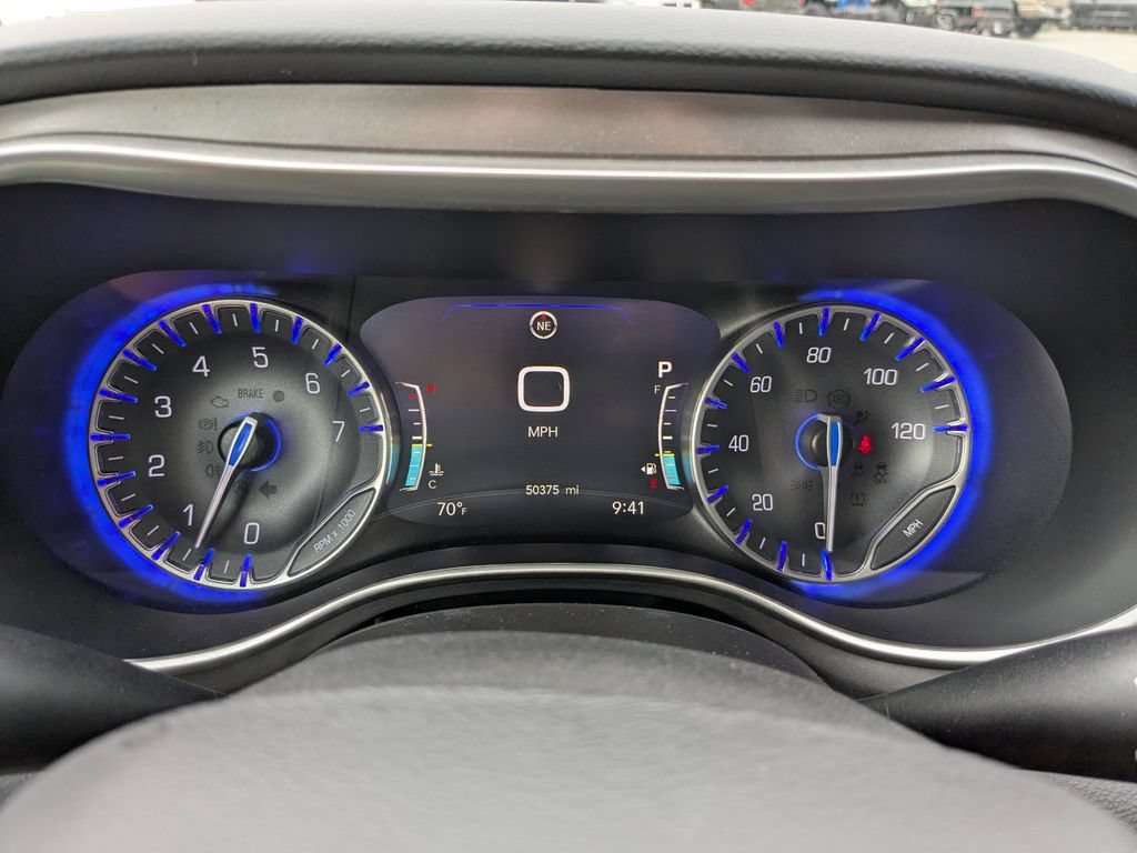 Used 2023 Chrysler Pacifica Touring-L FWD image 6