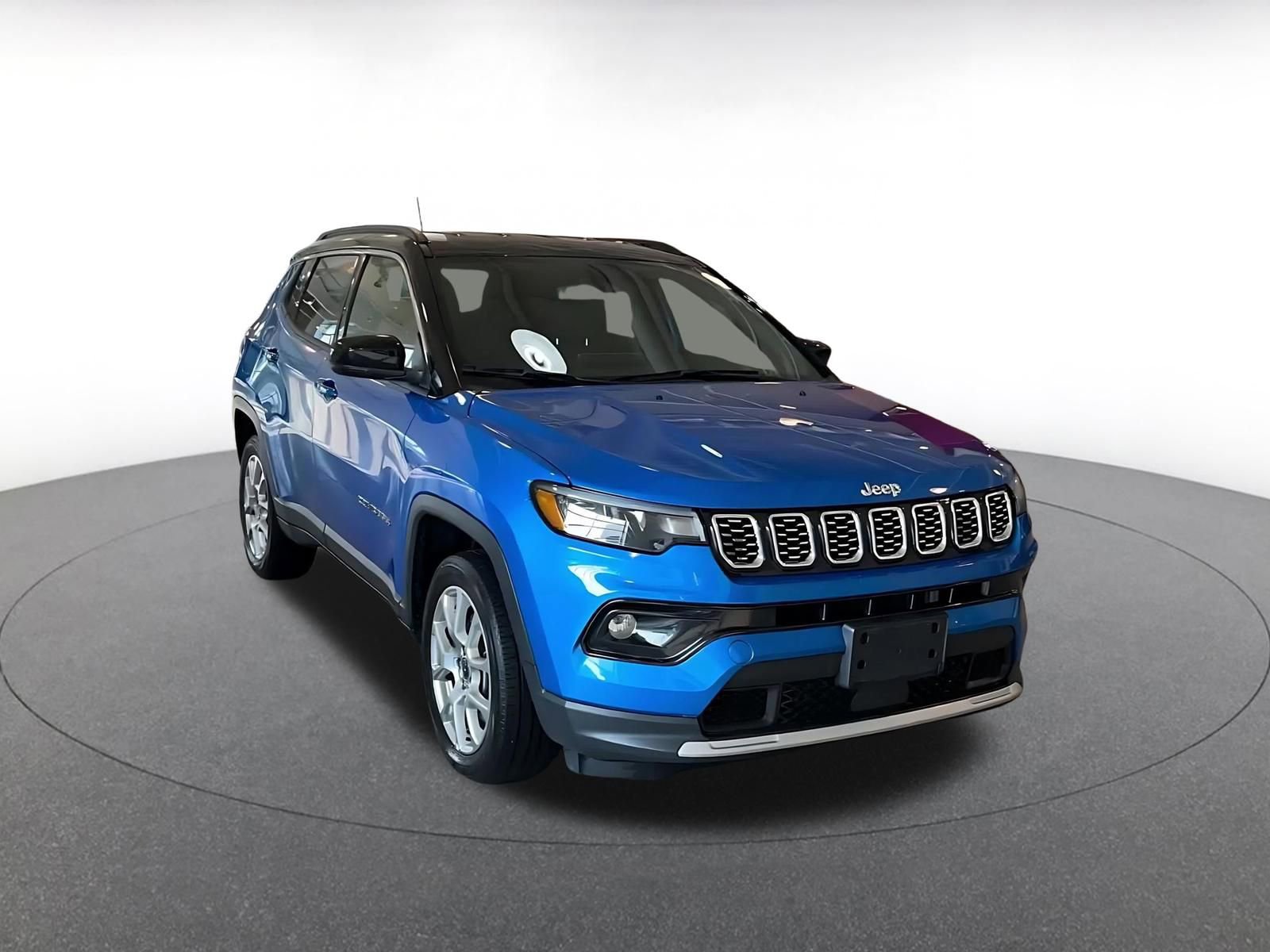 Used 2025 Jeep Compass Limited image 3