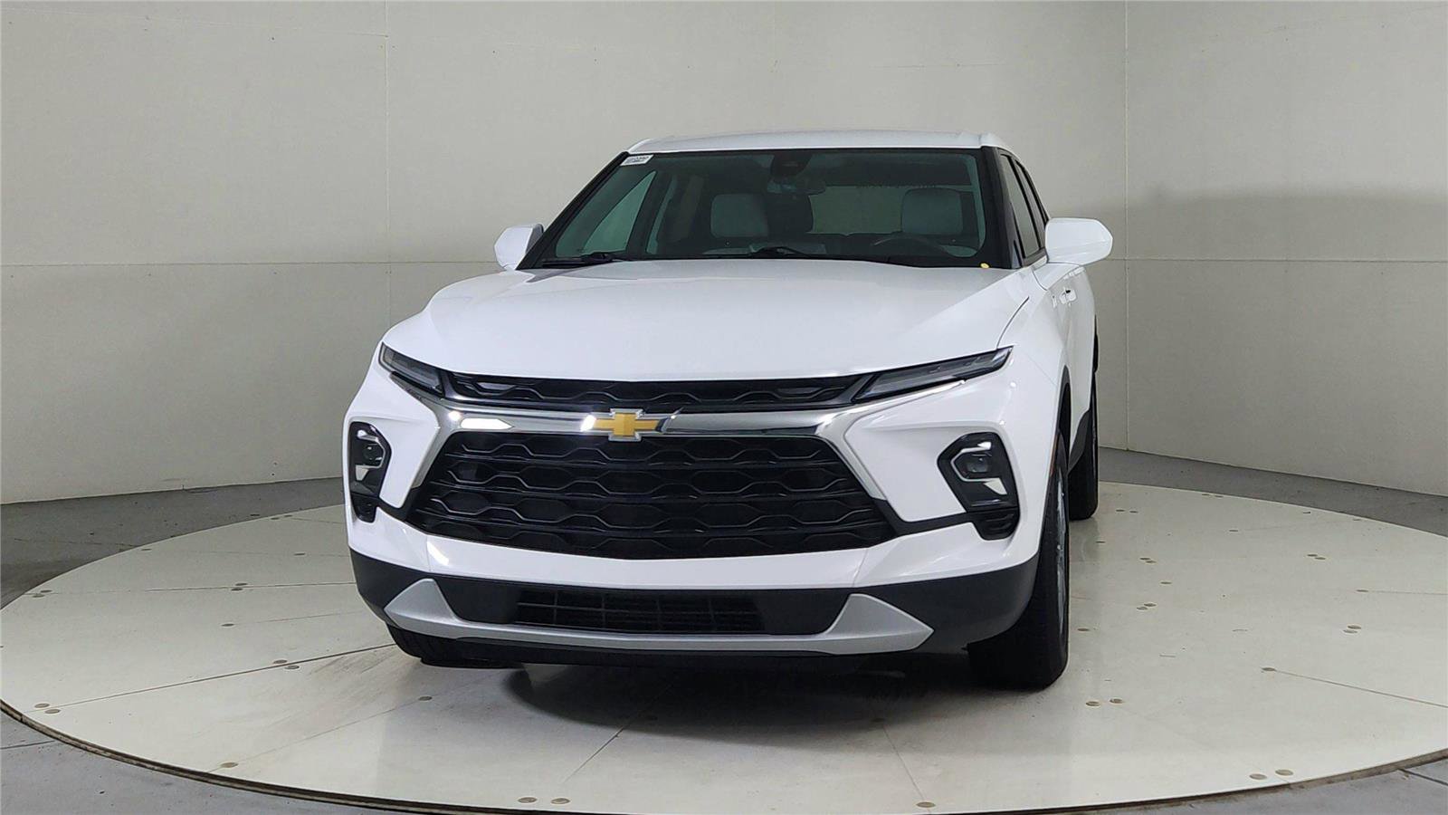 Used 2023 Chevrolet Blazer LT image 2
