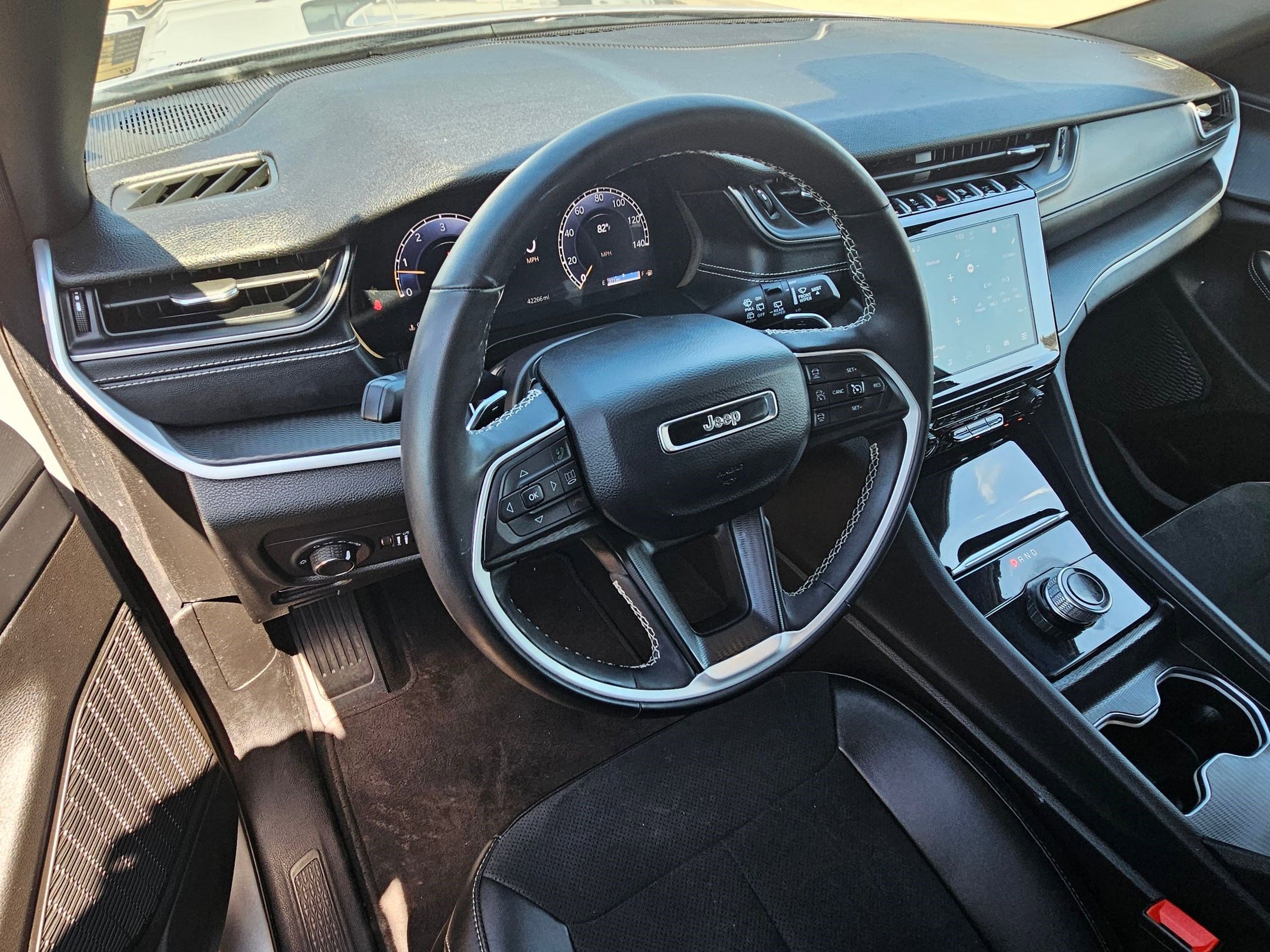 Used 2025 Jeep Grand Cherokee Altitude image 15