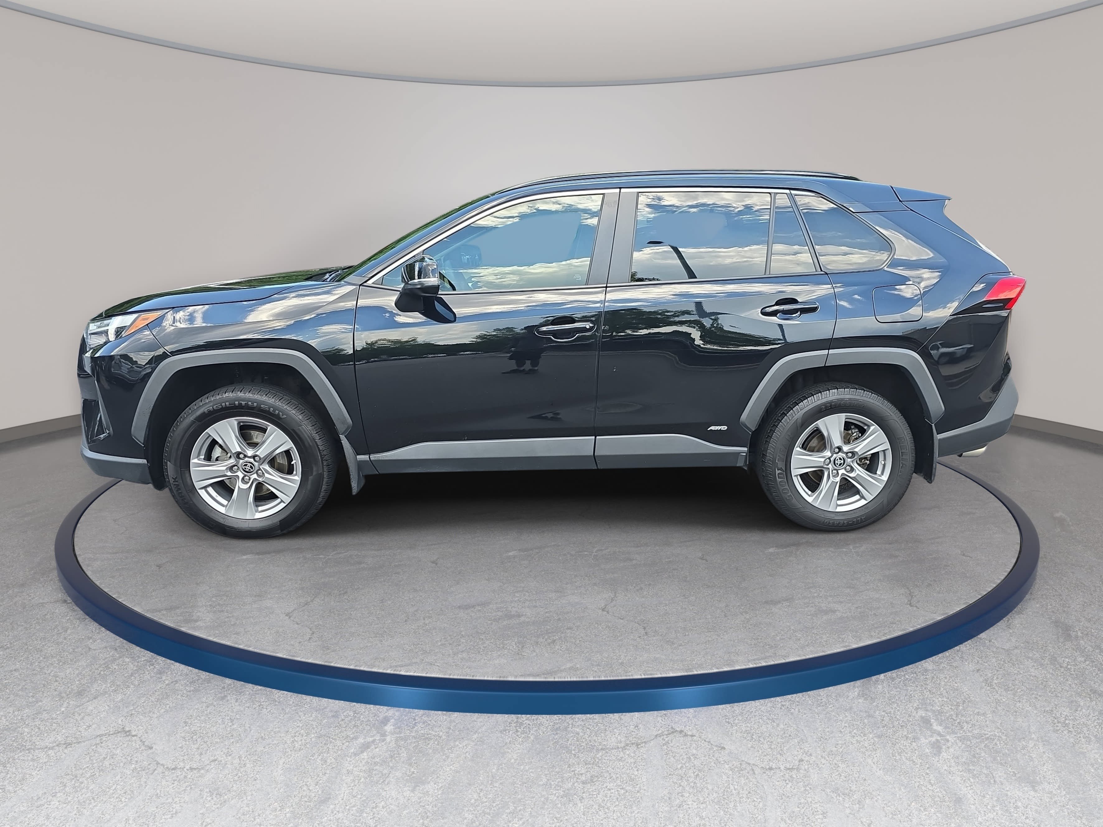 Used 2024 Toyota RAV4 LE AWD/4WD image 7