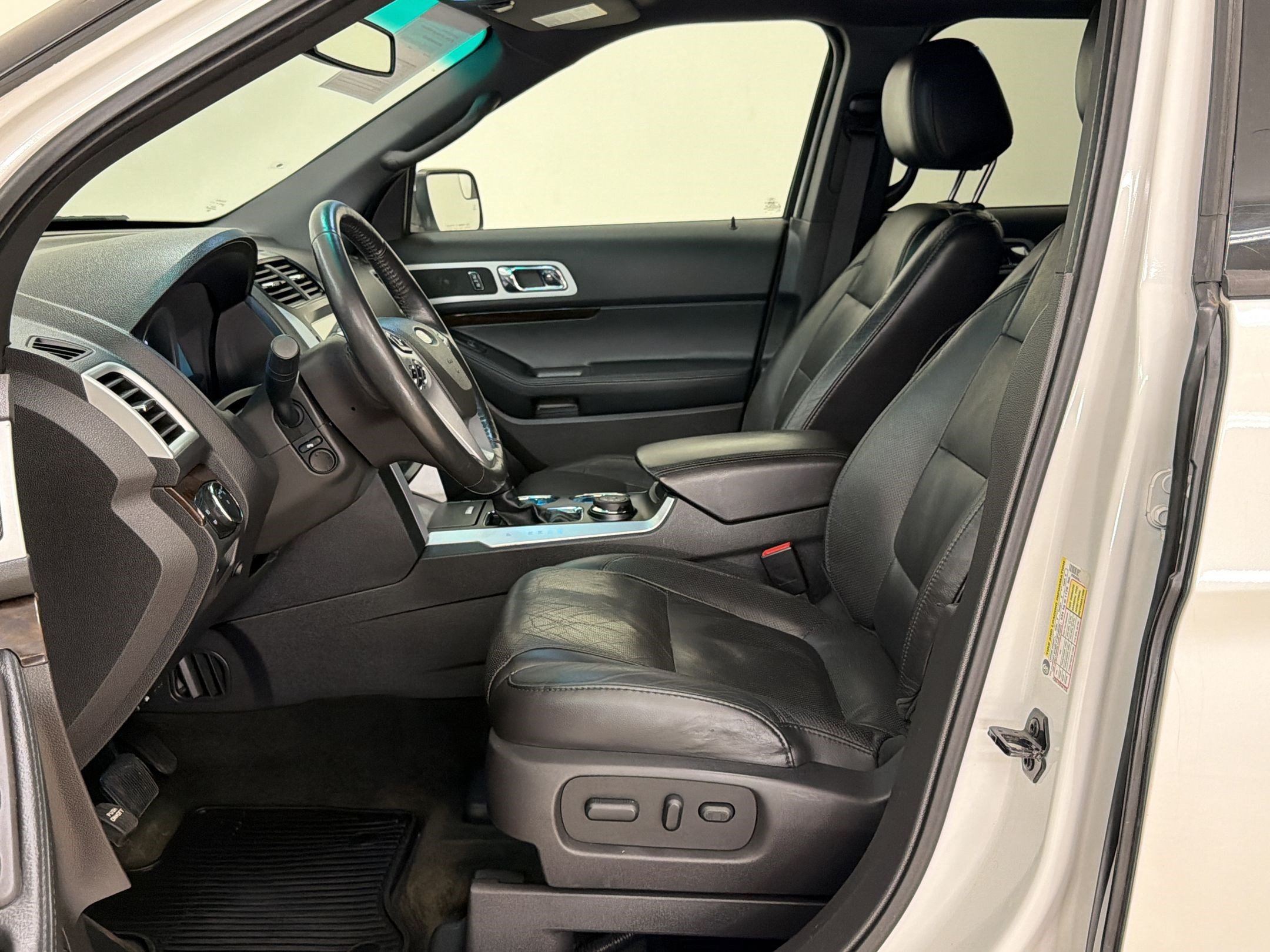 Used 2014 Ford Explorer Limited w/ Equipment Group 301A AWD/4WD image 5
