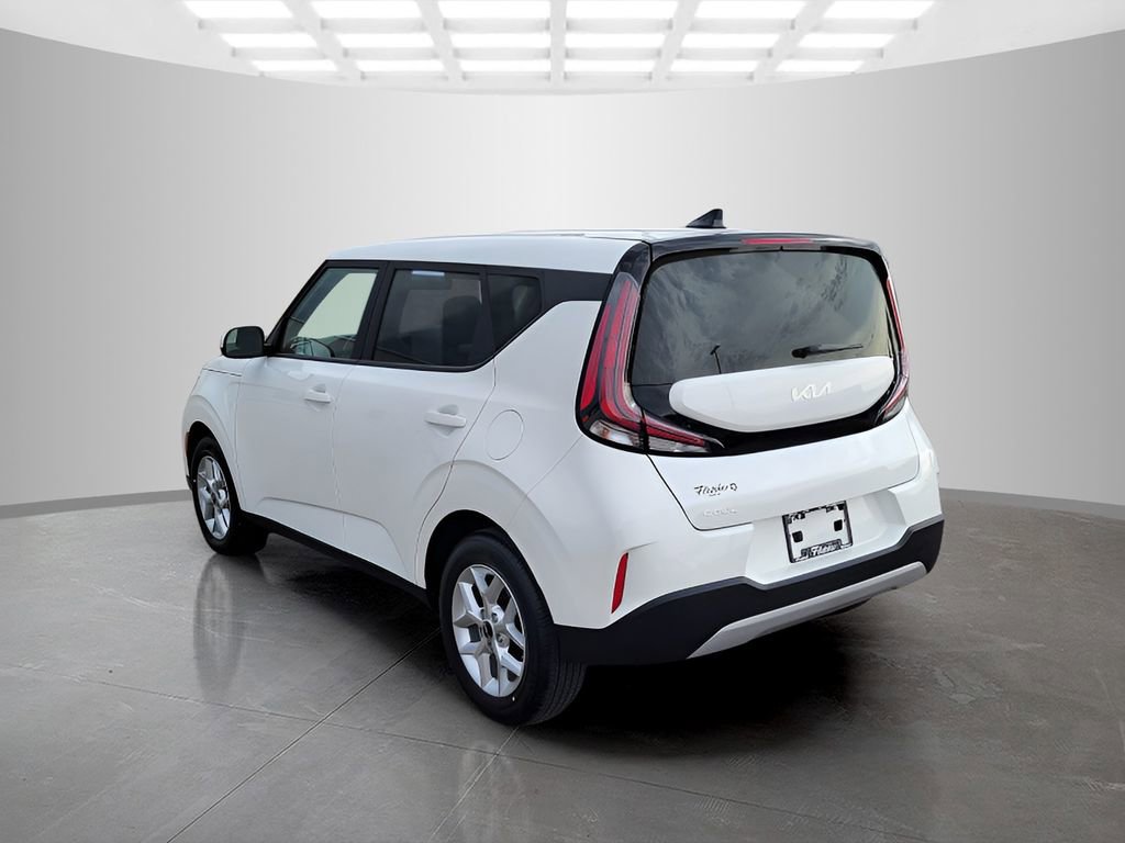 Used 2025 Kia Soul LX w/ LX Technology Package FWD image 3