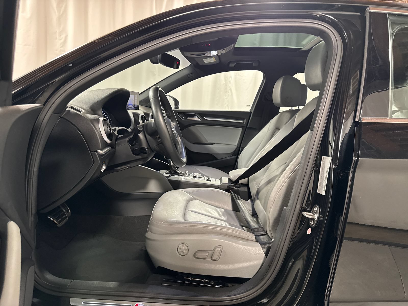 Used 2019 Audi A3 2.0T Premium Plus w/ Premium Plus Package FWD image 3