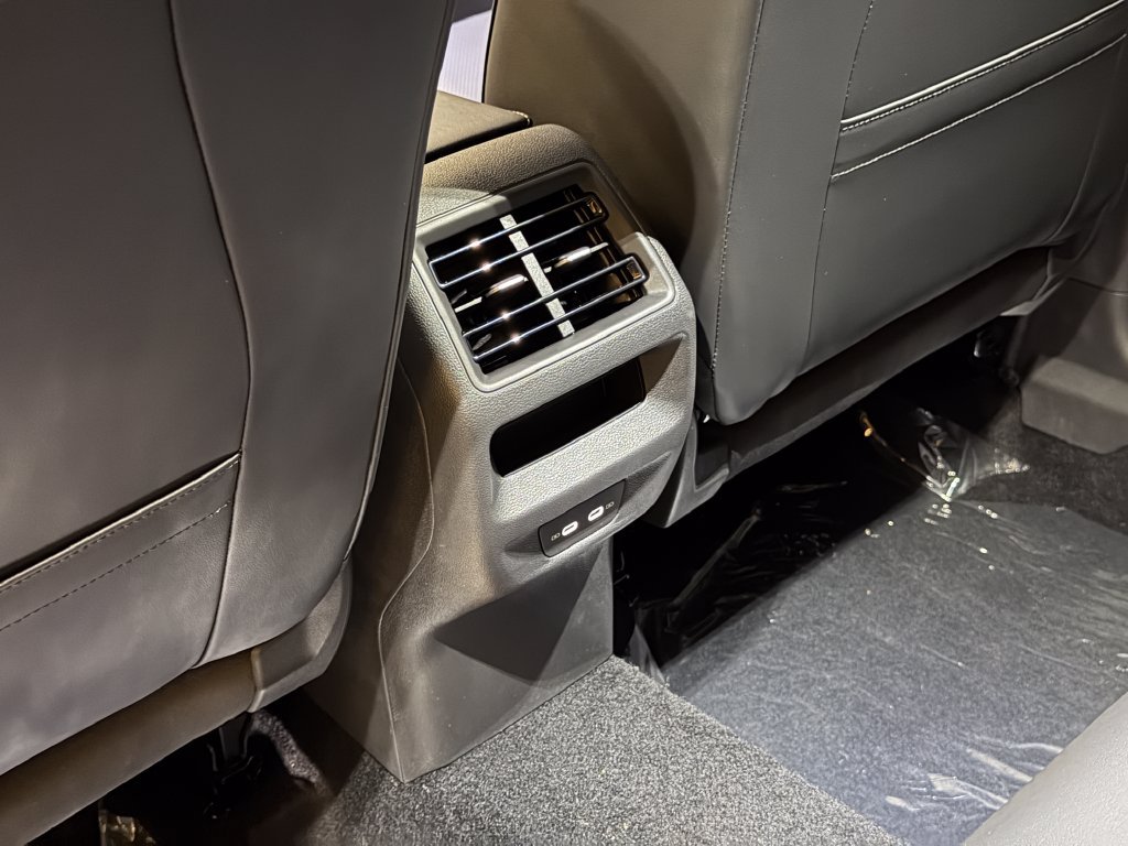 New 2026 Volkswagen Tiguan SE R-Line FWD image 24