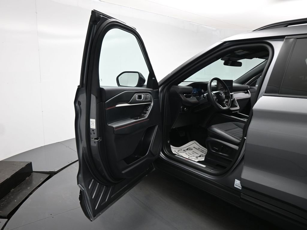 Used 2025 Ford Explorer ST-Line image 9