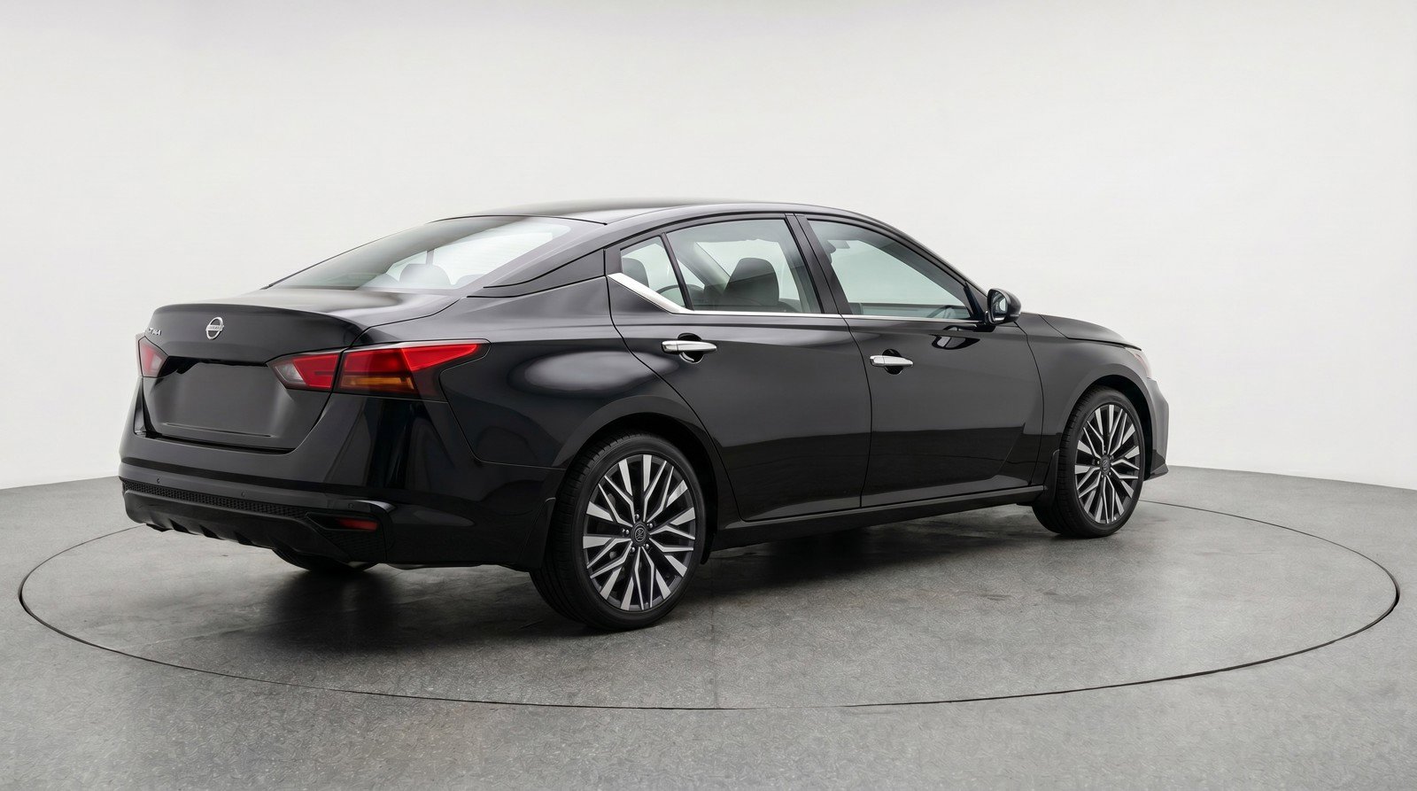Used 2025 Nissan Altima 2.5 SV FWD image 9