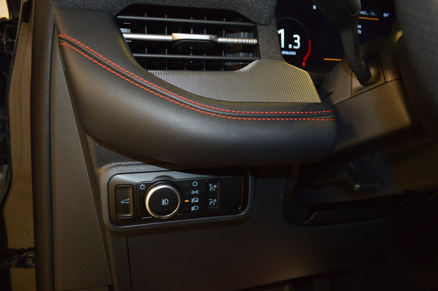 Used 2025 Ford Explorer ST-Line AWD/4WD image 17