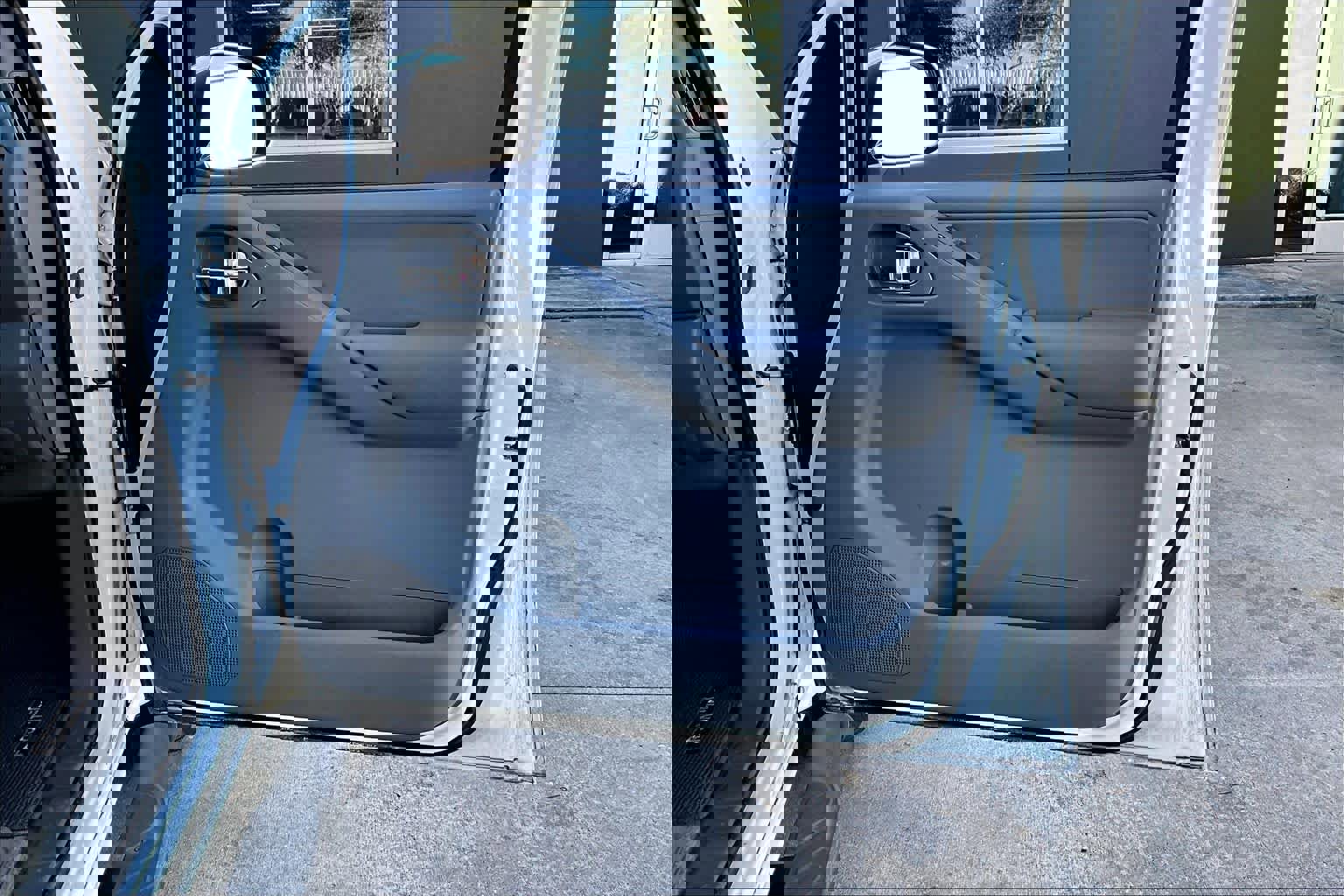 Used 2014 Nissan Frontier SL image 21