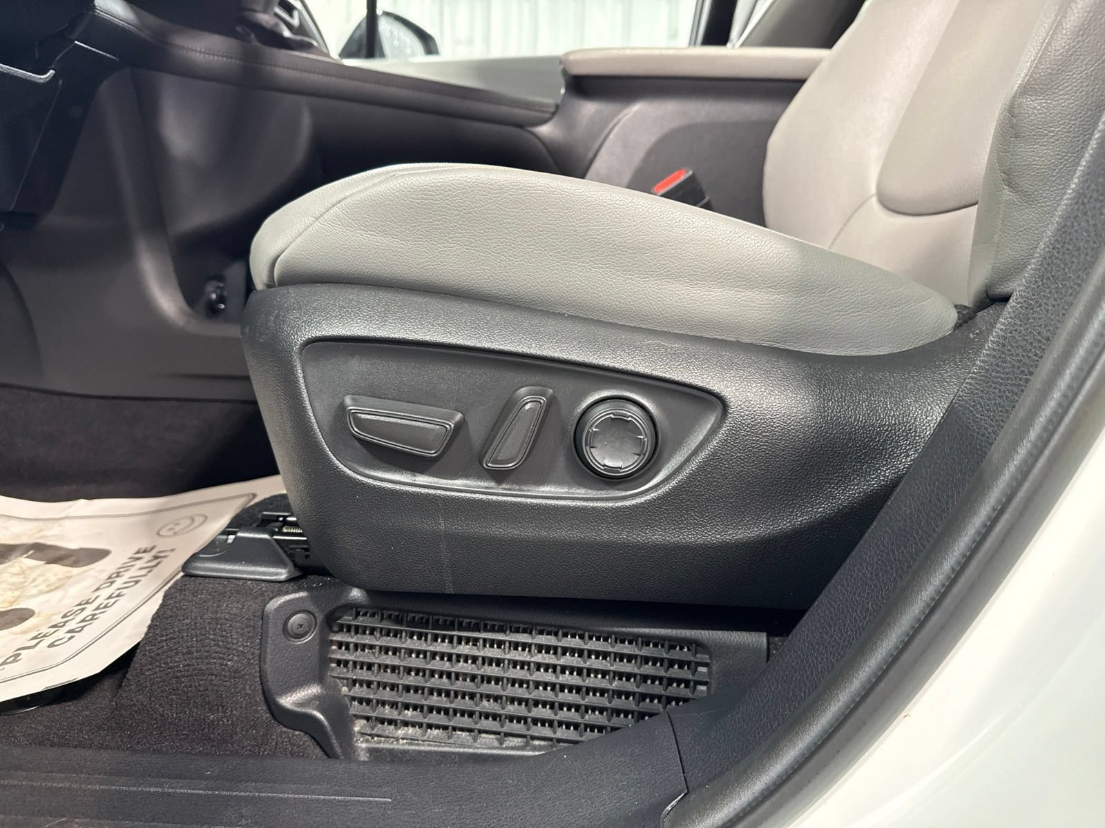 Used 2025 Toyota Sienna XLE FWD image 26