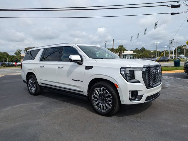Used 2023 GMC Yukon XL Denali Ultimate AWD/4WD image 3