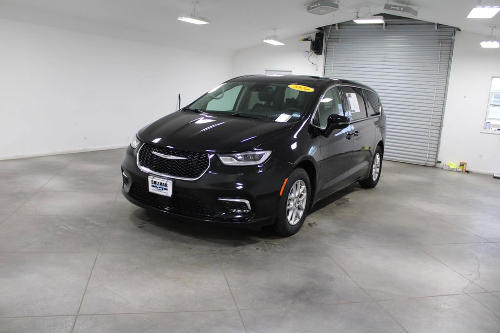 Used 2024 Chrysler Pacifica Touring-L image 4