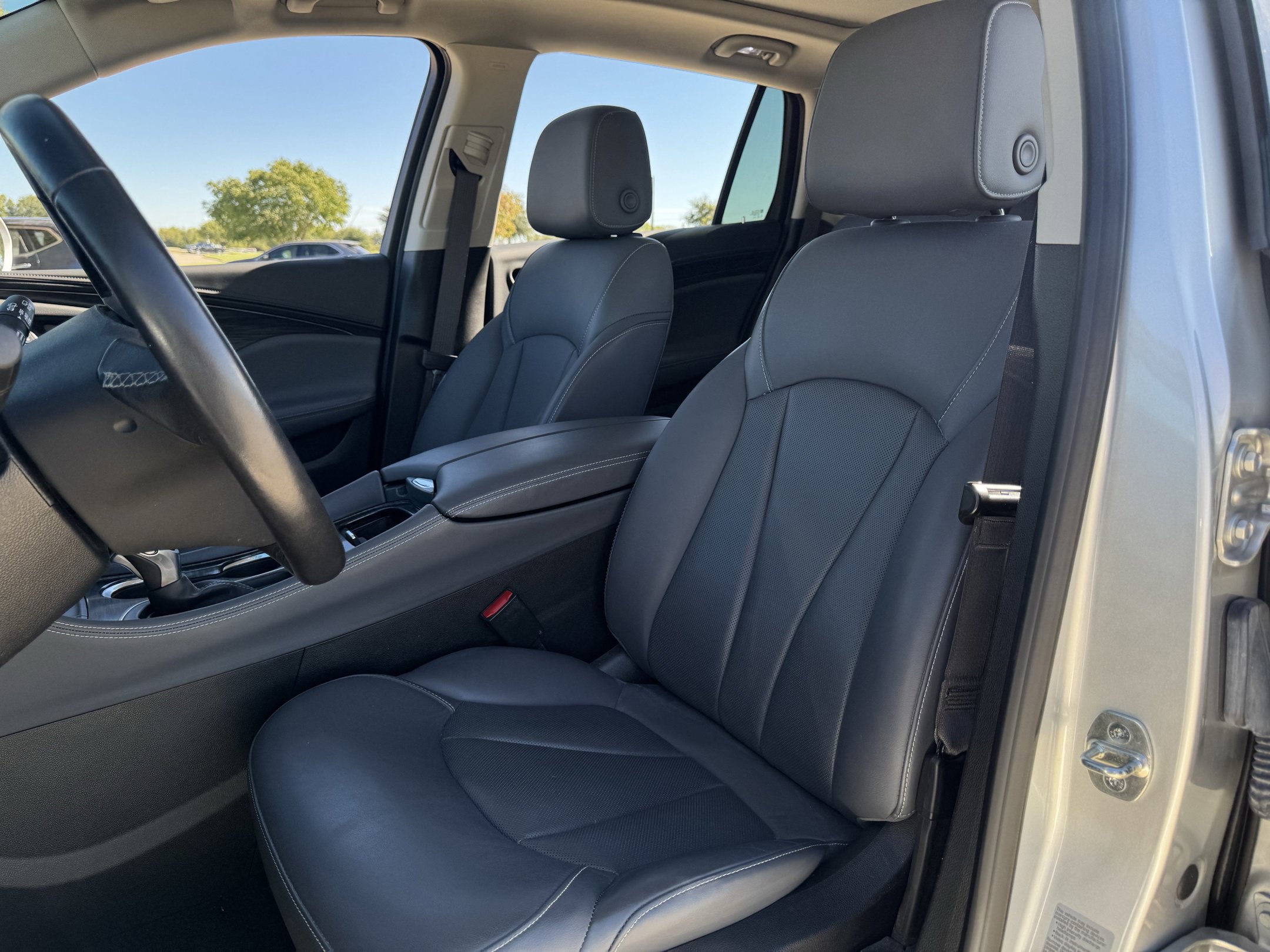 Used 2019 Buick Envision Essence FWD image 19