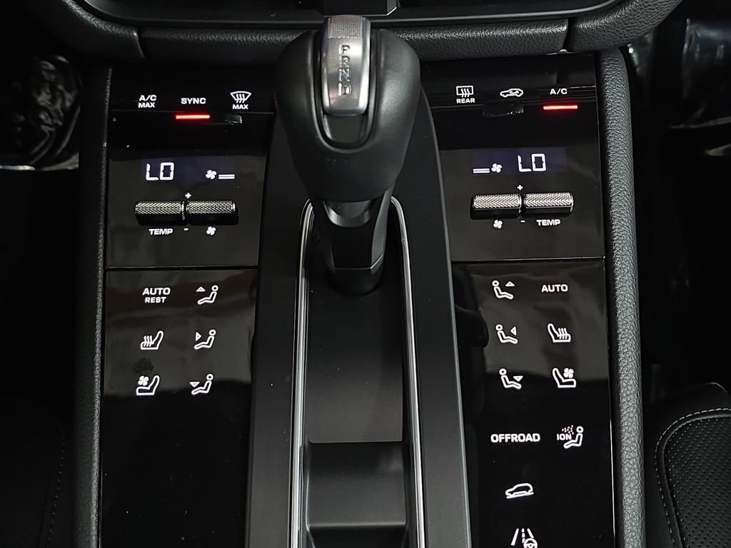 Certified 2026 Porsche Macan AWD/4WD image 19