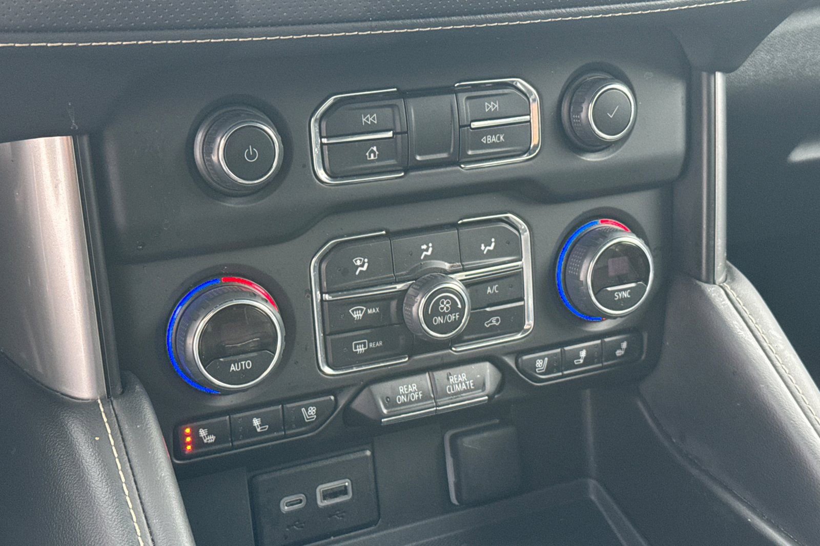 Used 2024 Chevrolet Suburban Premier image 30