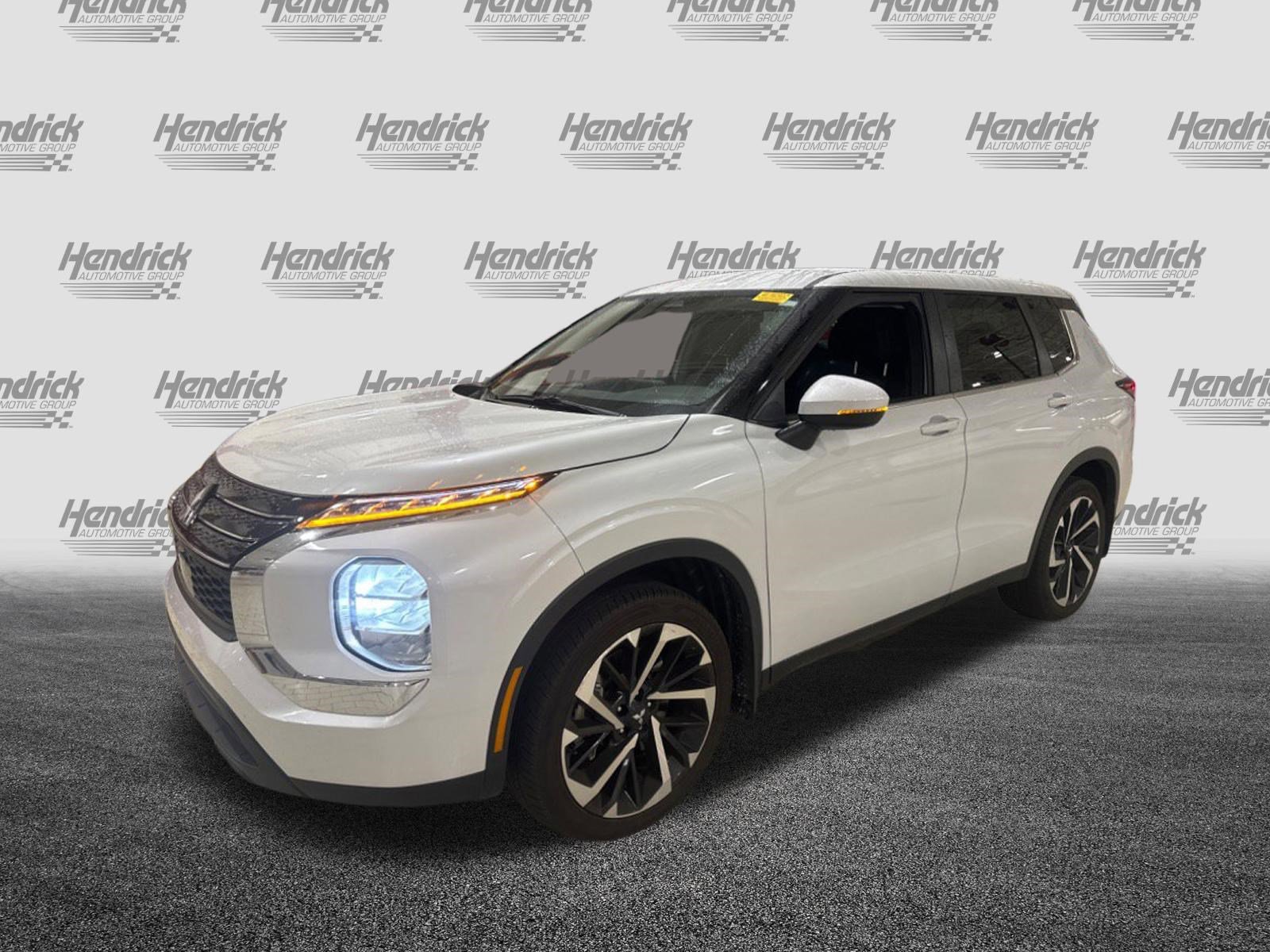 Used 2022 Mitsubishi Outlander ES FWD image 3
