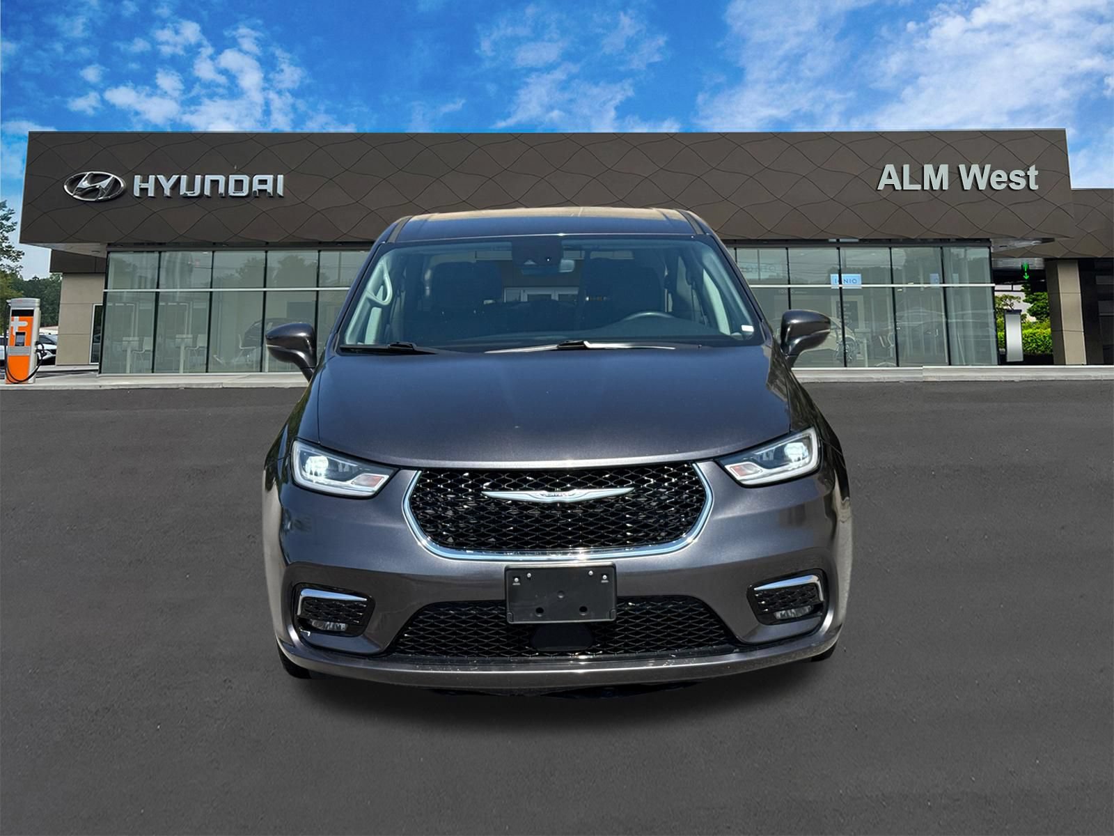 Used 2023 Chrysler Pacifica Touring-L FWD image 2