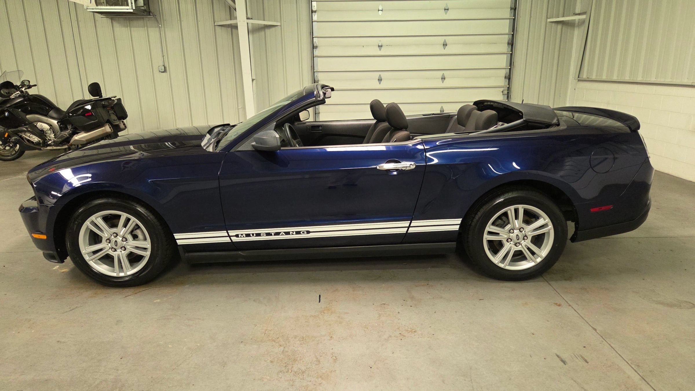 Used 2010 Ford Mustang Convertible RWD image 4
