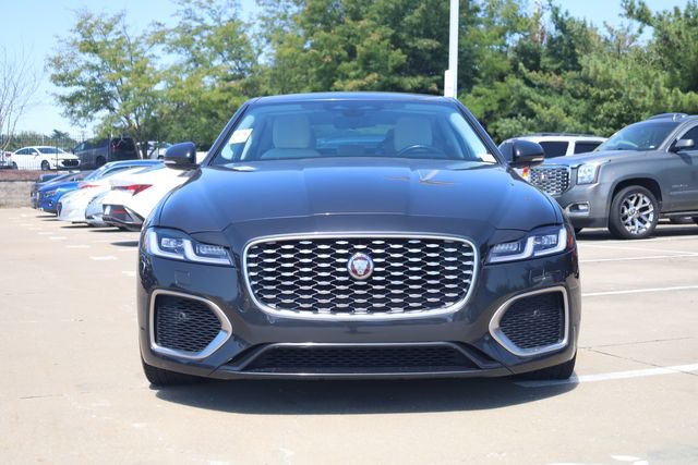 Used 2022 Jaguar XF SE RWD image 4