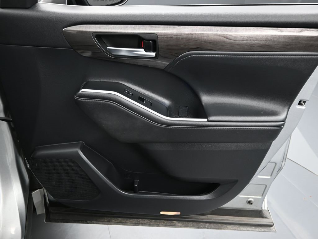 Used 2021 Toyota Highlander Platinum image 16