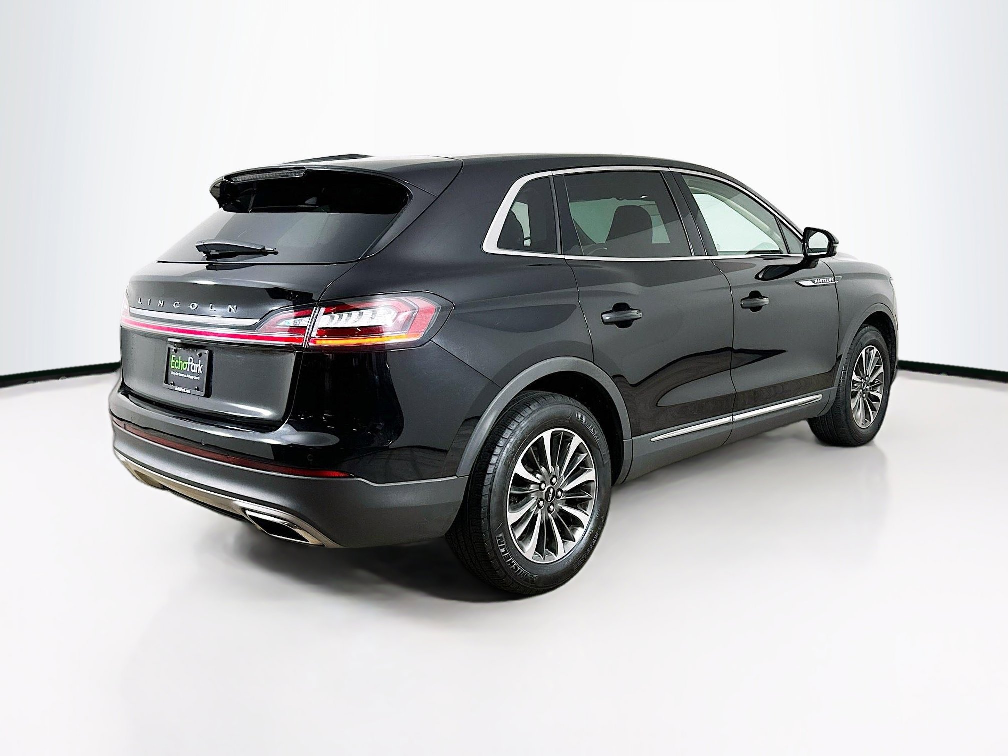 Used 2023 Lincoln Nautilus FWD w/ Premium Package image 9