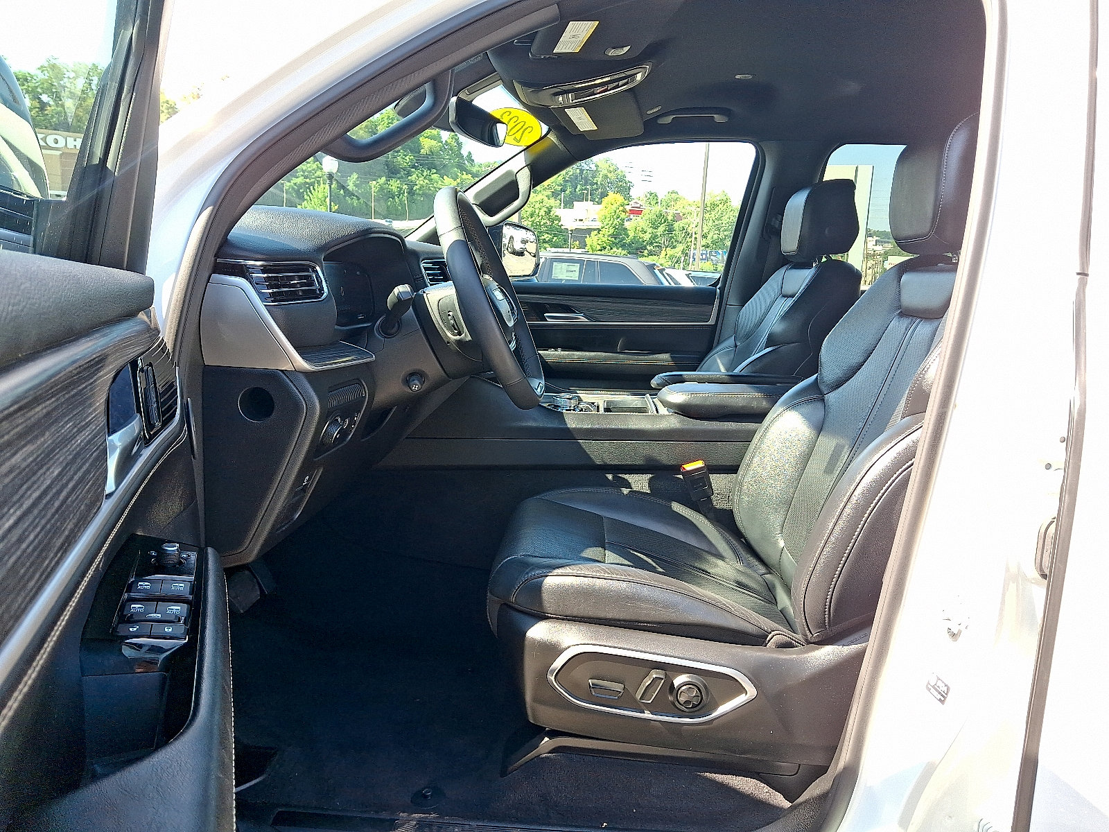 Certified 2023 Jeep Wagoneer Series III w/ Preferred Equipment Group AWD/4WD image 13
